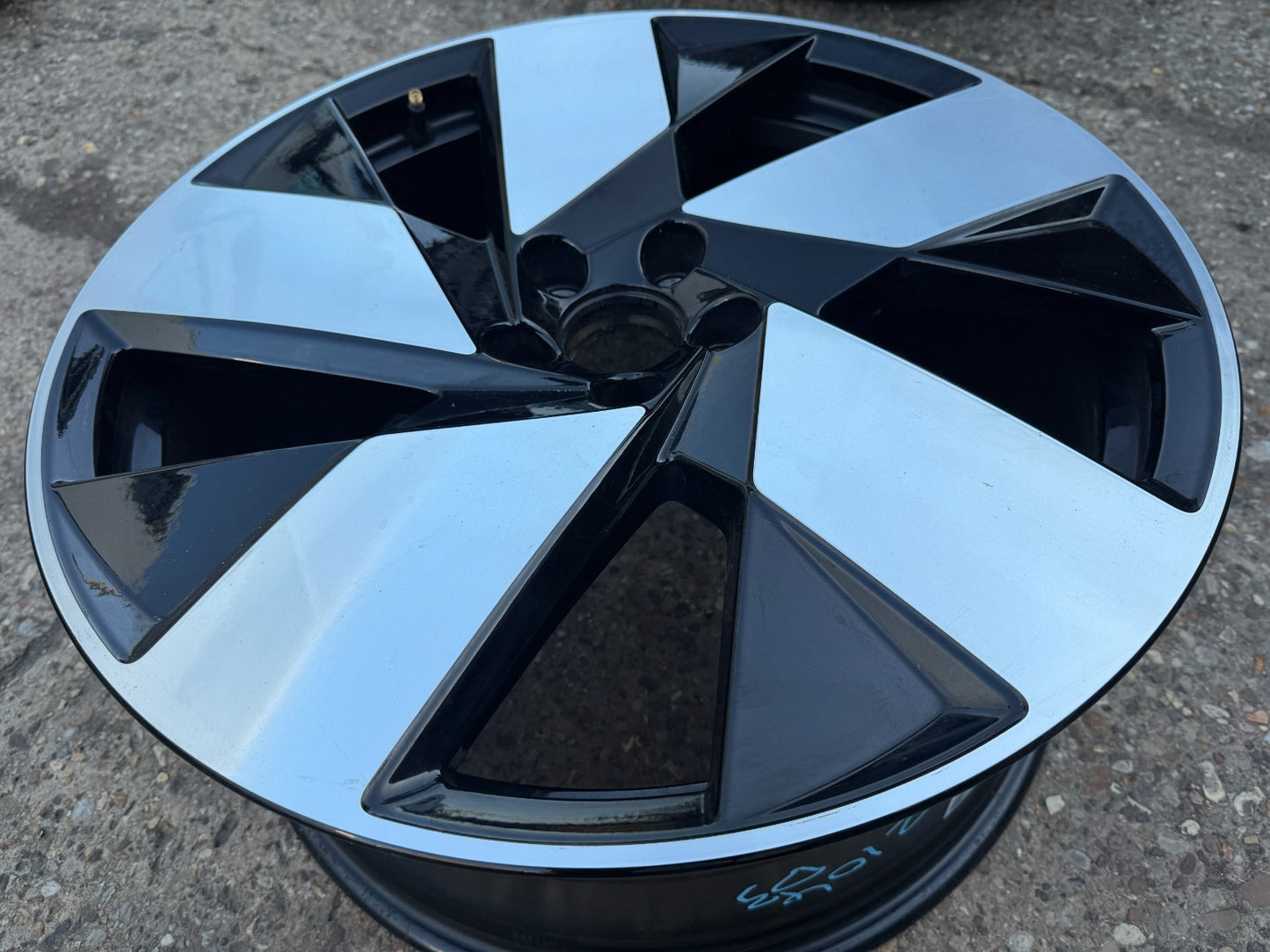 VOLVO C40 DIAMOND CUT 20" ALLOY WHEEL RIM REAR 9.0J 32143630 GENUINE X1