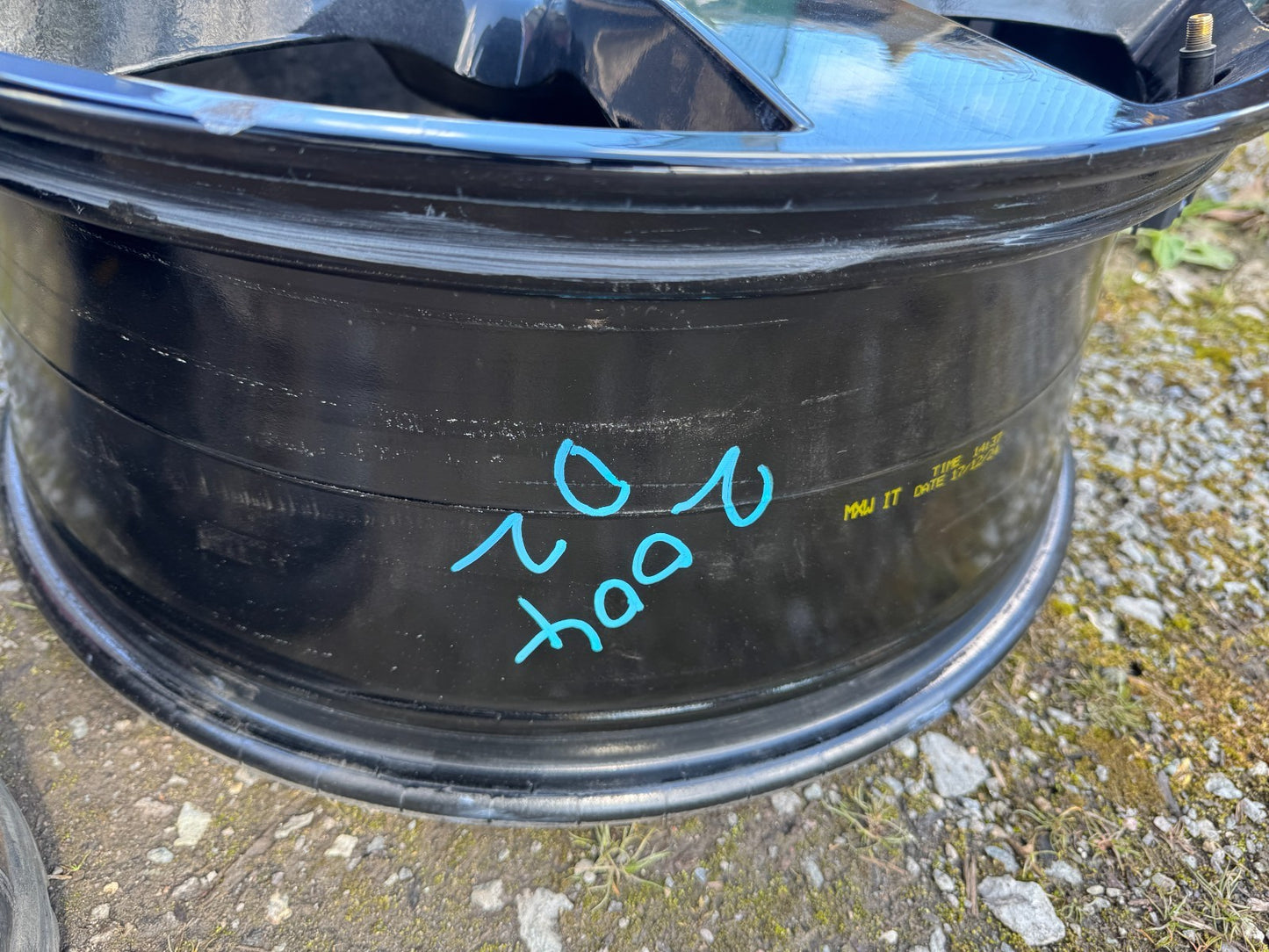 2025 22" Genuine Land Rover Defender Style 5098 Alloy Small Scratch