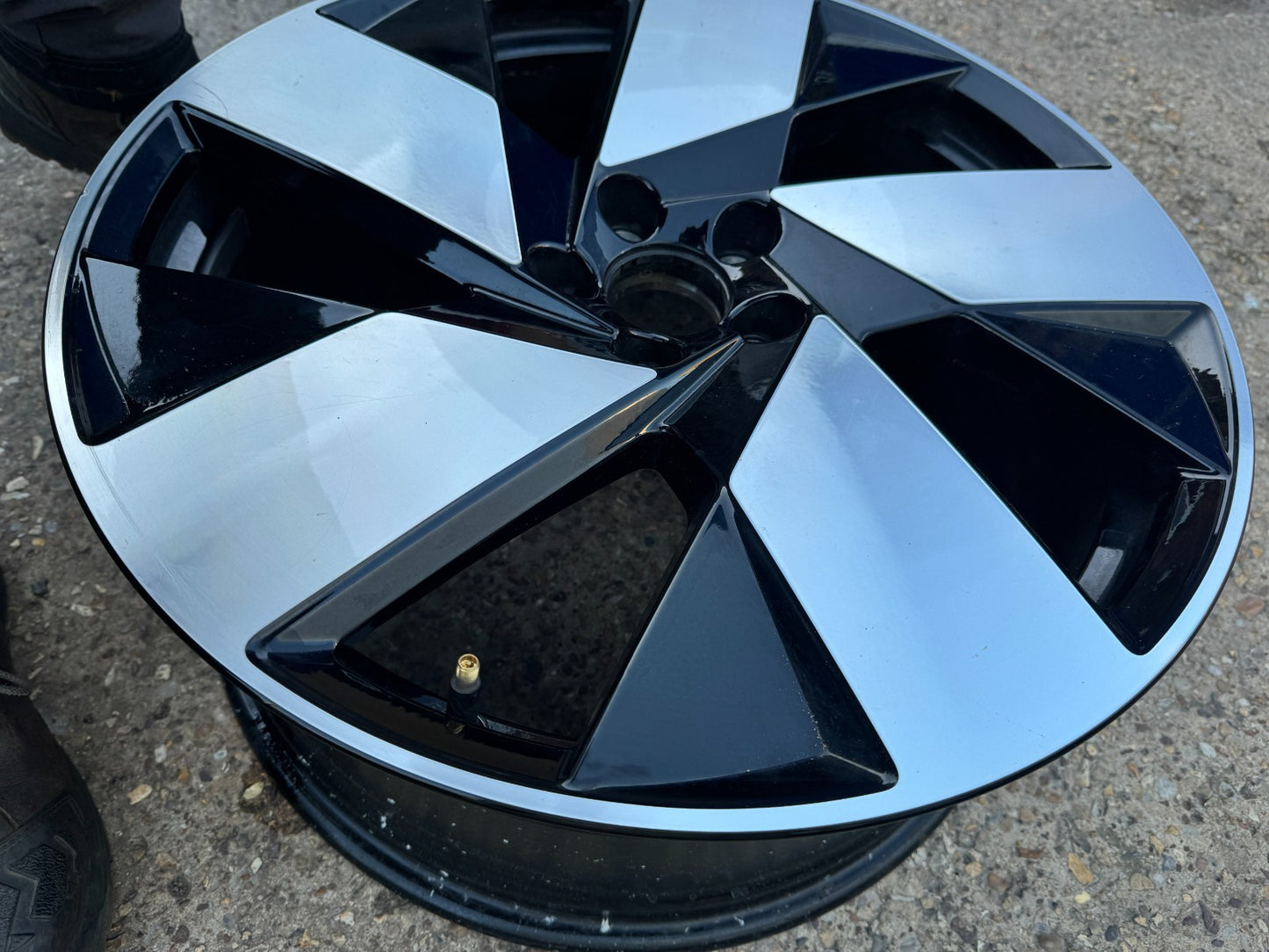 VOLVO C40 DIAMOND CUT 20" ALLOY WHEEL RIM REAR 9.0J 32143630 GENUINE X1