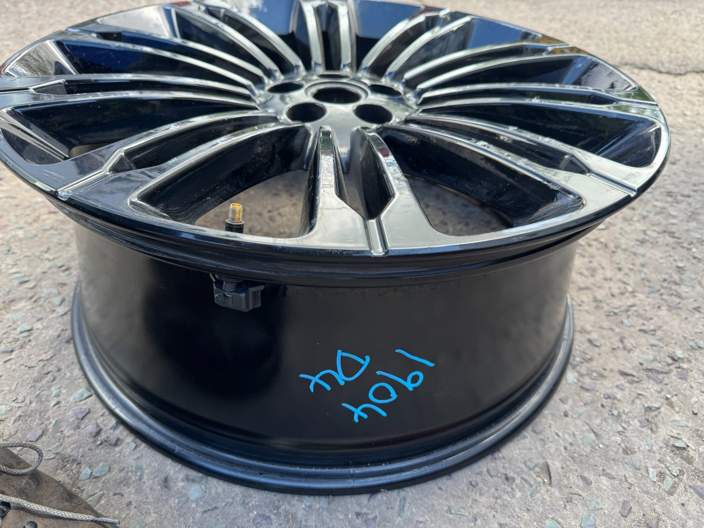 2025 Genuine Range Rover Velar 22" Gloss Black Alloy Wheel 9J T8A2-1007-BA L560