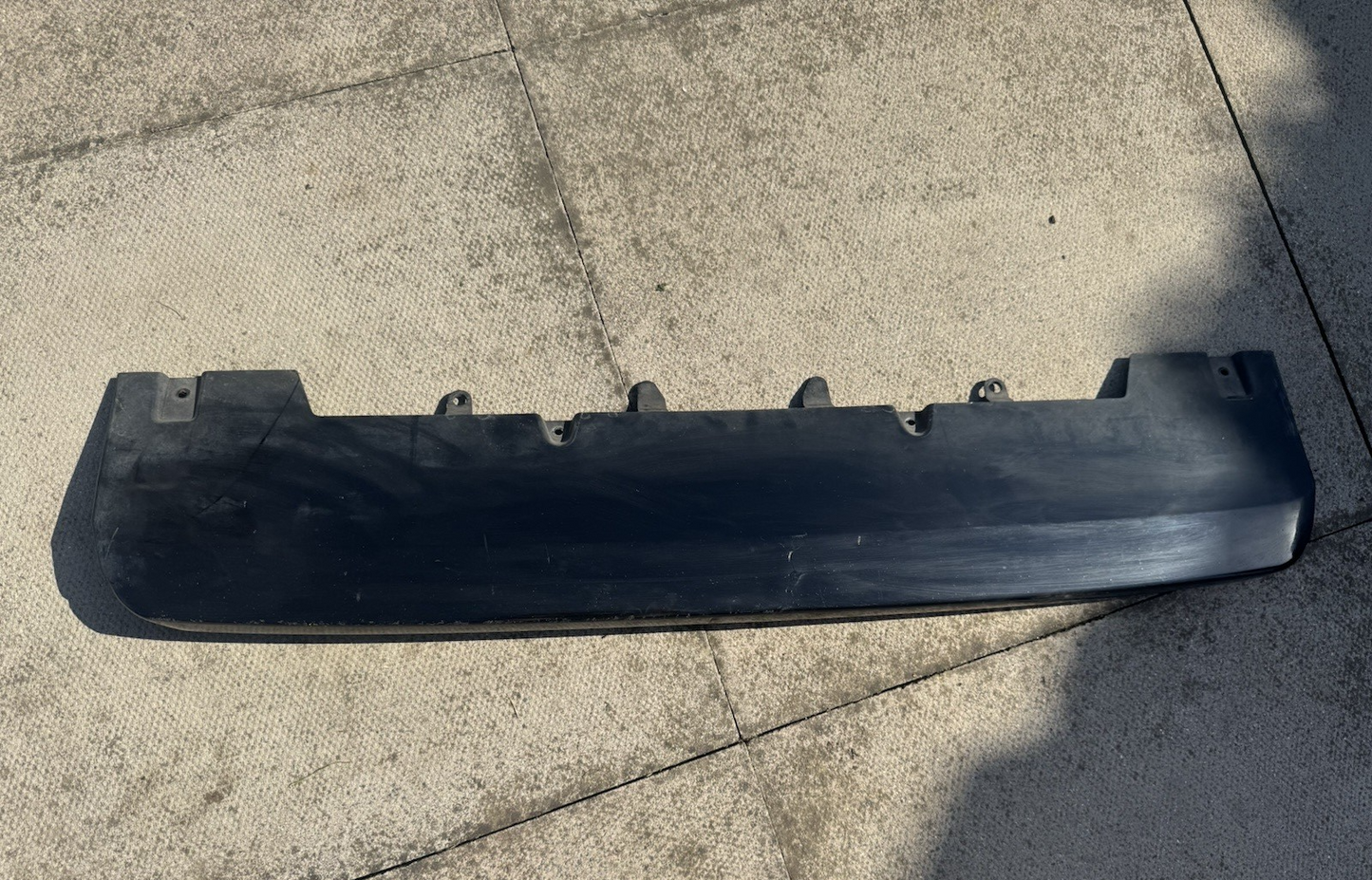 damaged 2015-2019 VOLVO XC90 FRONT BUMPER LOWER PART IN BLACK COLOUR. 31383825