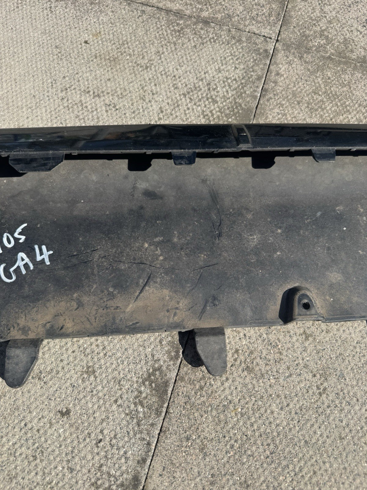 damaged 2015-2019 VOLVO XC90 FRONT BUMPER LOWER PART IN BLACK COLOUR. 31383825