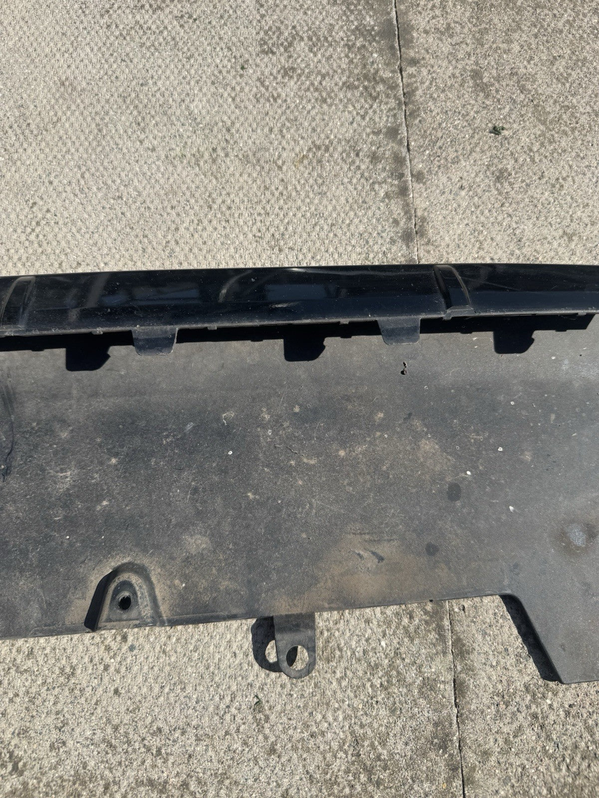 damaged 2015-2019 VOLVO XC90 FRONT BUMPER LOWER PART IN BLACK COLOUR. 31383825