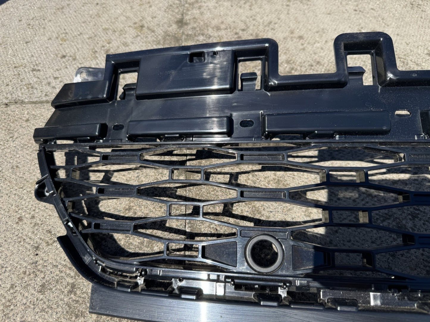 RANGE ROVER SPORT 2022-ON L461 GENUINE FRONT GRILLE N9X2-8A133-A