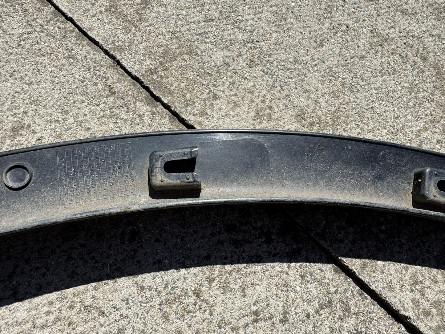 LAND ROVER DISCOVERY L462 GENUINE FRONT LEFT ARCH TRIM HY3M-16A075-AC
