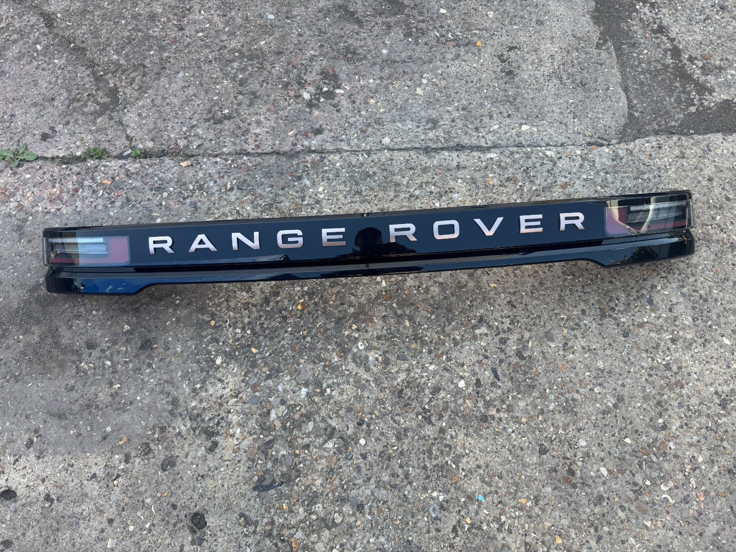 2025 Range Rover Velar Rear Tailgate Boot Light N8A215C436AD L560 Copper Letters