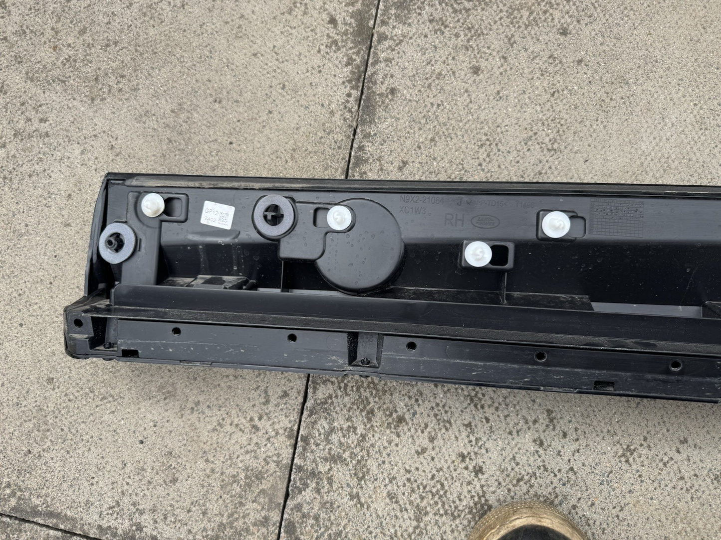 RANGE ROVER SPORT L461 2022 - 2025 GENUINE FRONT RIGHT DOOR TRIM N9X2-21064-B