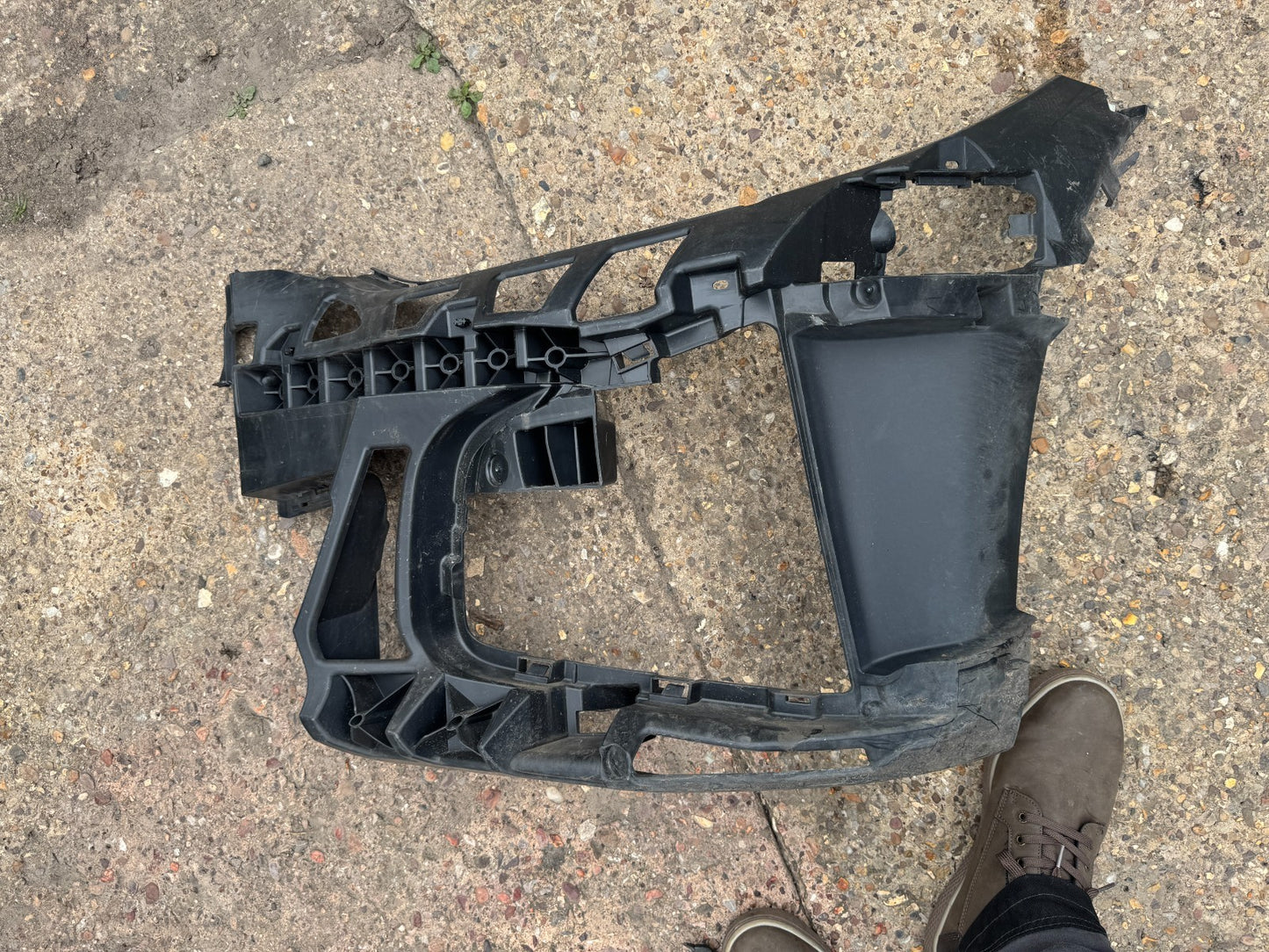 BMW i4 G26 2022 front left bumper mounting bracket 8078611