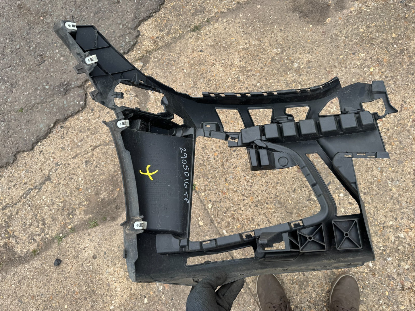 BMW i4 G26 2022 front left bumper mounting bracket 8078611
