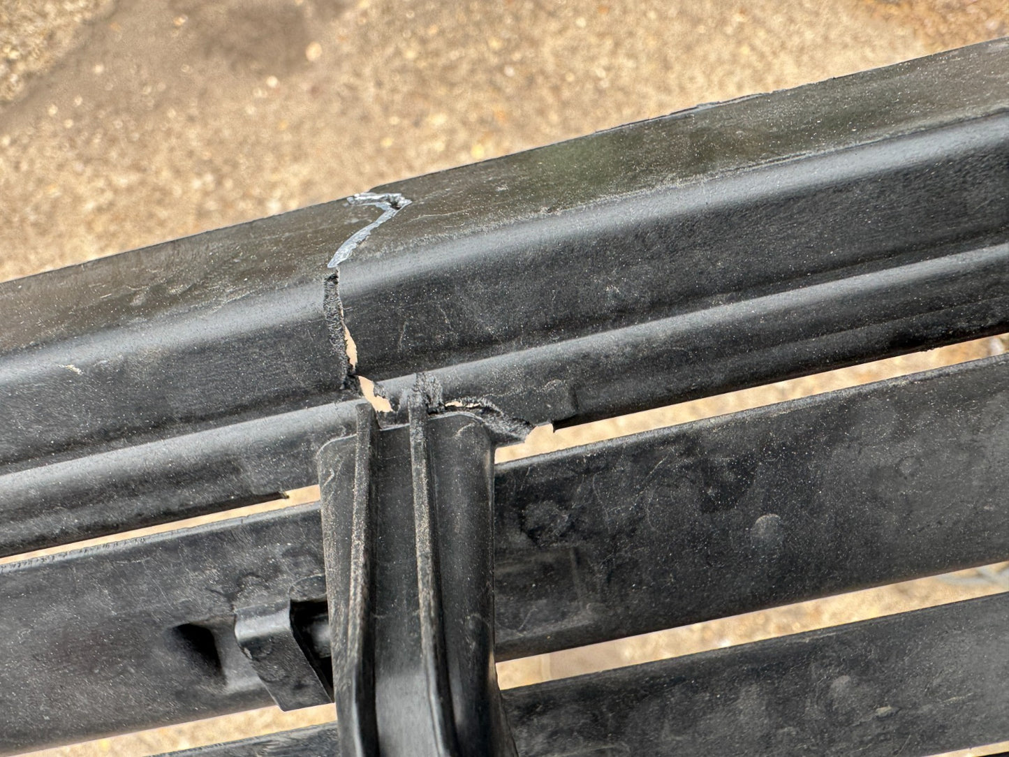 Land Rover Defender 2025 Front intercooler air duct channel L8B28475AC CRACKED!