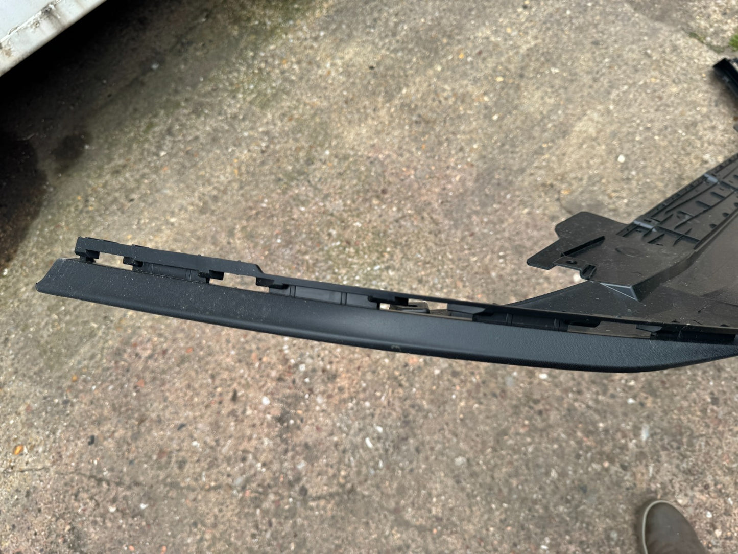 GENUINE 2025 VW GOLF MK8 GTI FRONT BUMPER LOWER UNDERTRAY LIP 5H0805915K
