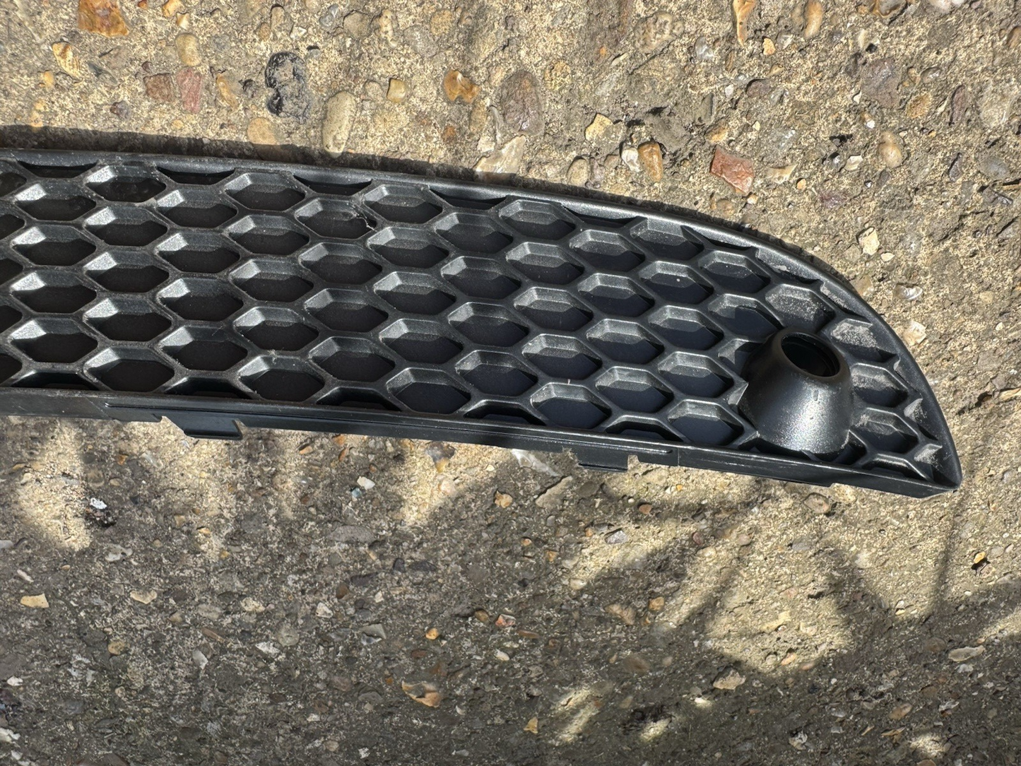 OEM AUDI Q5 8R REAR BUMPER CENTER LOWER GRILLE 8R0807823G 2014 8R0-807-823-G