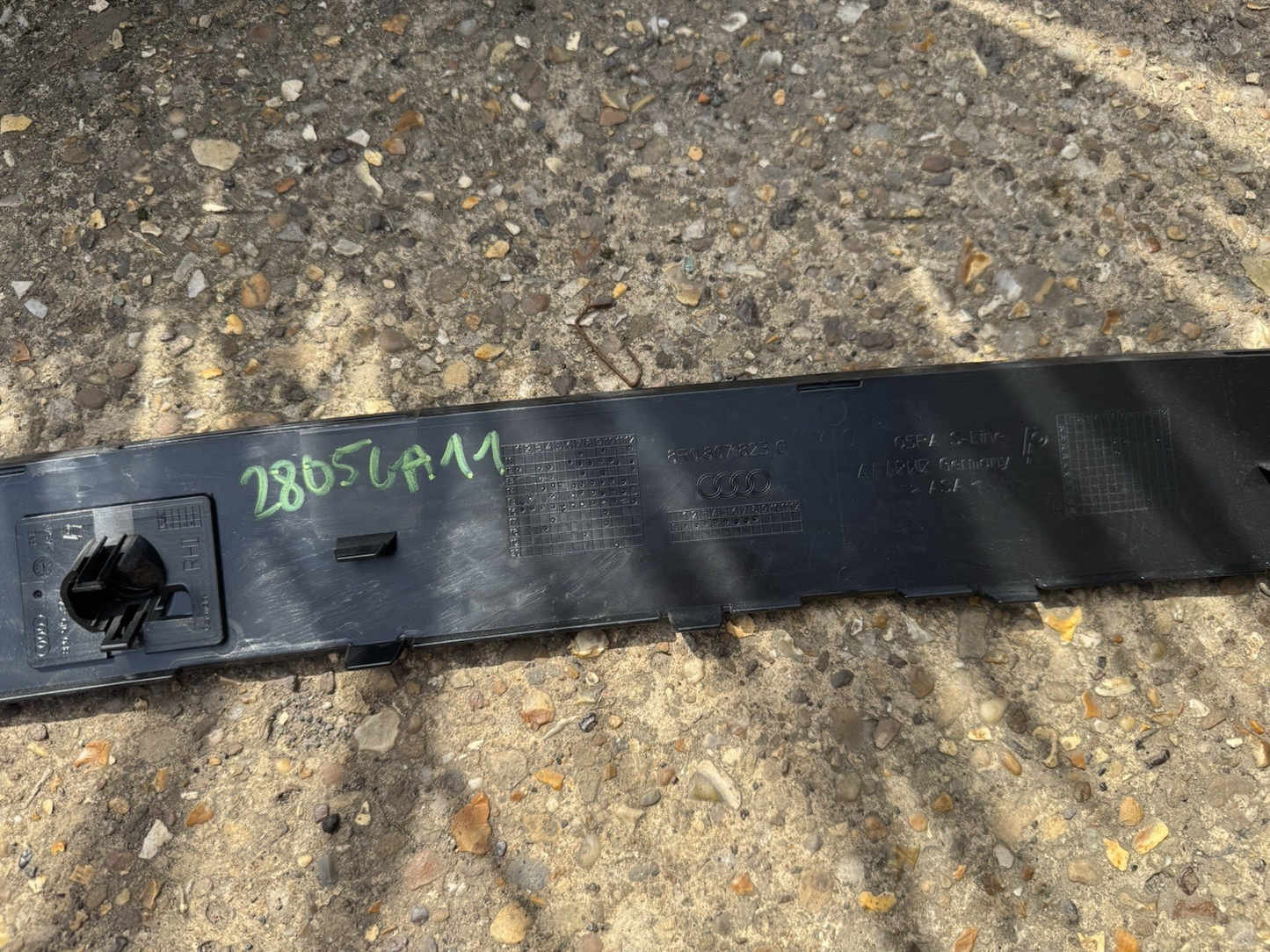 OEM AUDI Q5 8R REAR BUMPER CENTER LOWER GRILLE 8R0807823G 2014 8R0-807-823-G