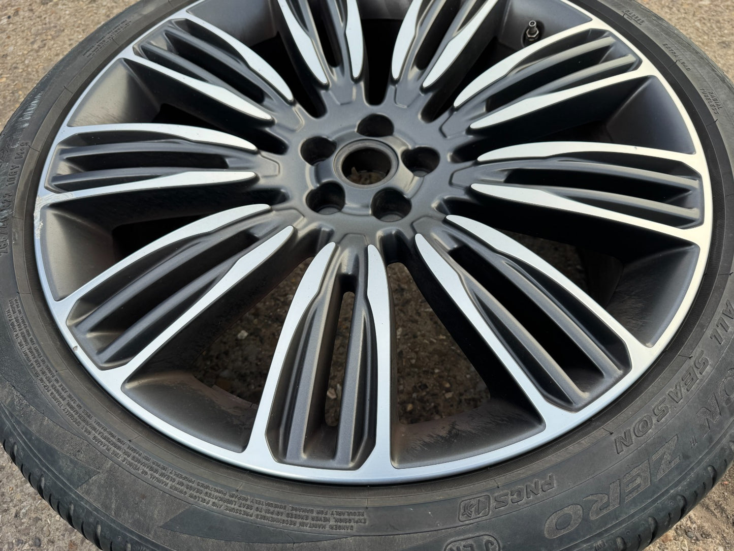22” Range Rover Velar L560 9007 DARK SATIN GREY 9J X 22CH Alloy Wheel J8A21007UA