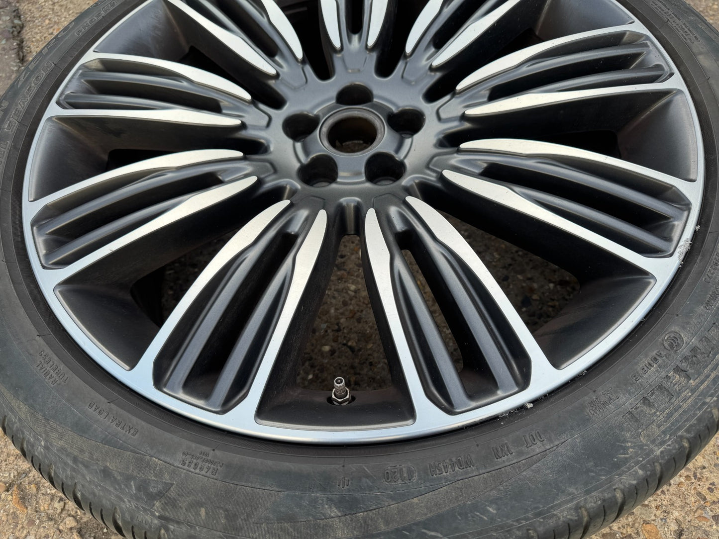 22” Range Rover Velar L560 9007 DARK SATIN GREY 9J X 22CH Alloy Wheel J8A21007UA