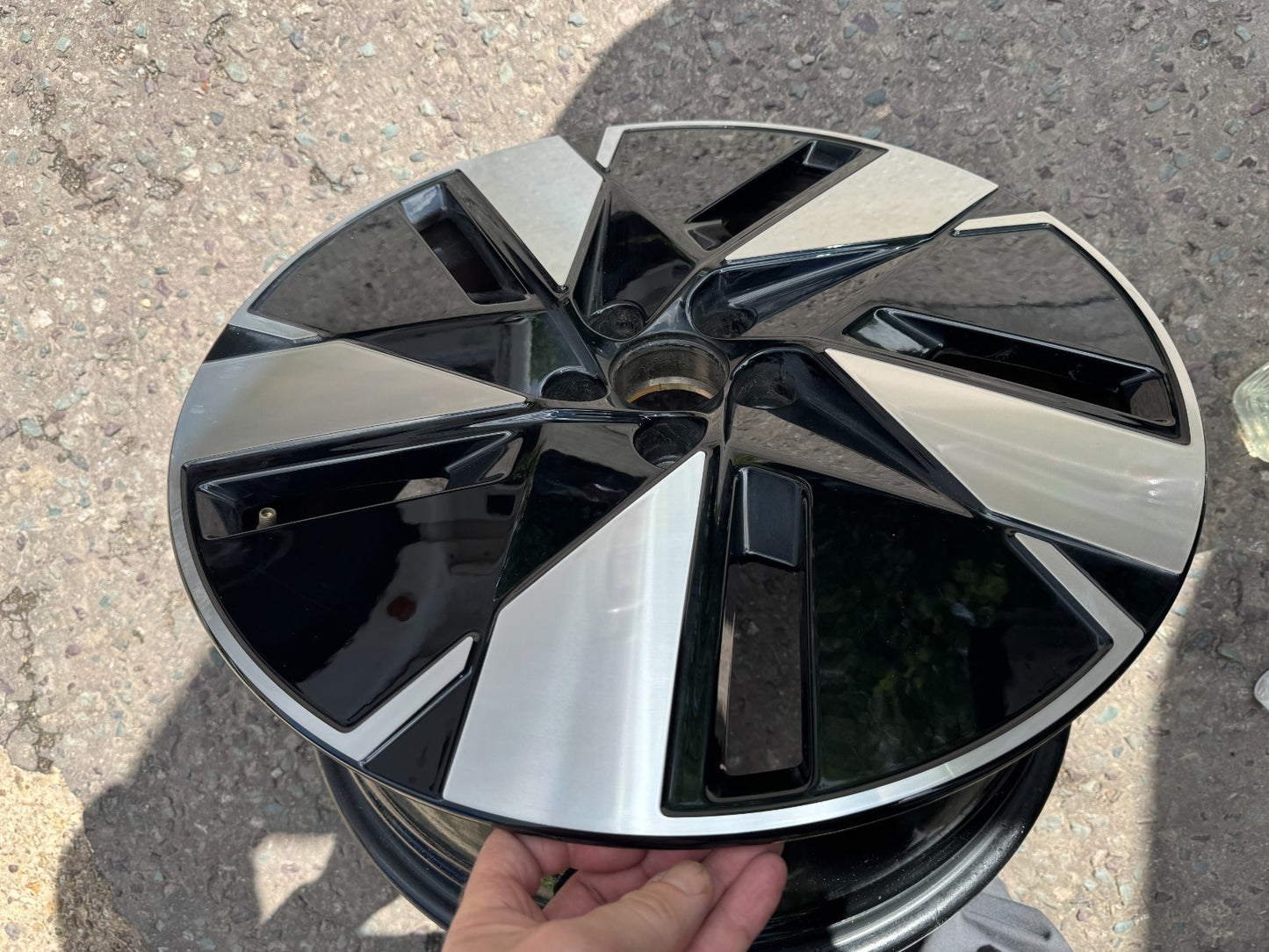 GENUINE VOLVO XC40 RECHARGE EX40 2020-2026 19" 7.5J ALLOY WHEEL FRONT 32294212