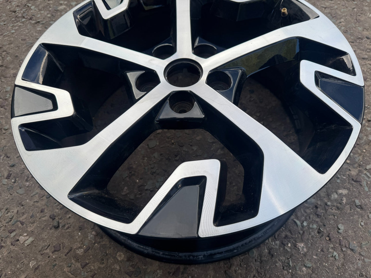 Kia Sportage 18” Alloy Wheel ET51 7.5J 2021 - 2026 Part No 52910-R2220