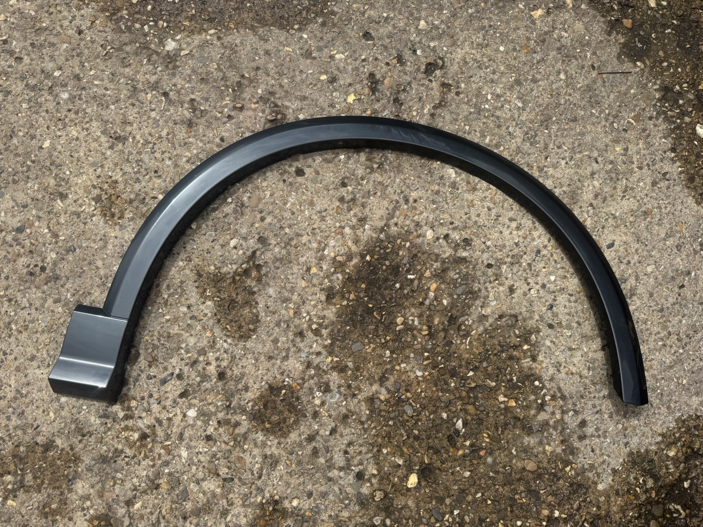 AUDI Q2 GA FRONT RIGHT WING MOLDING 81A853718A