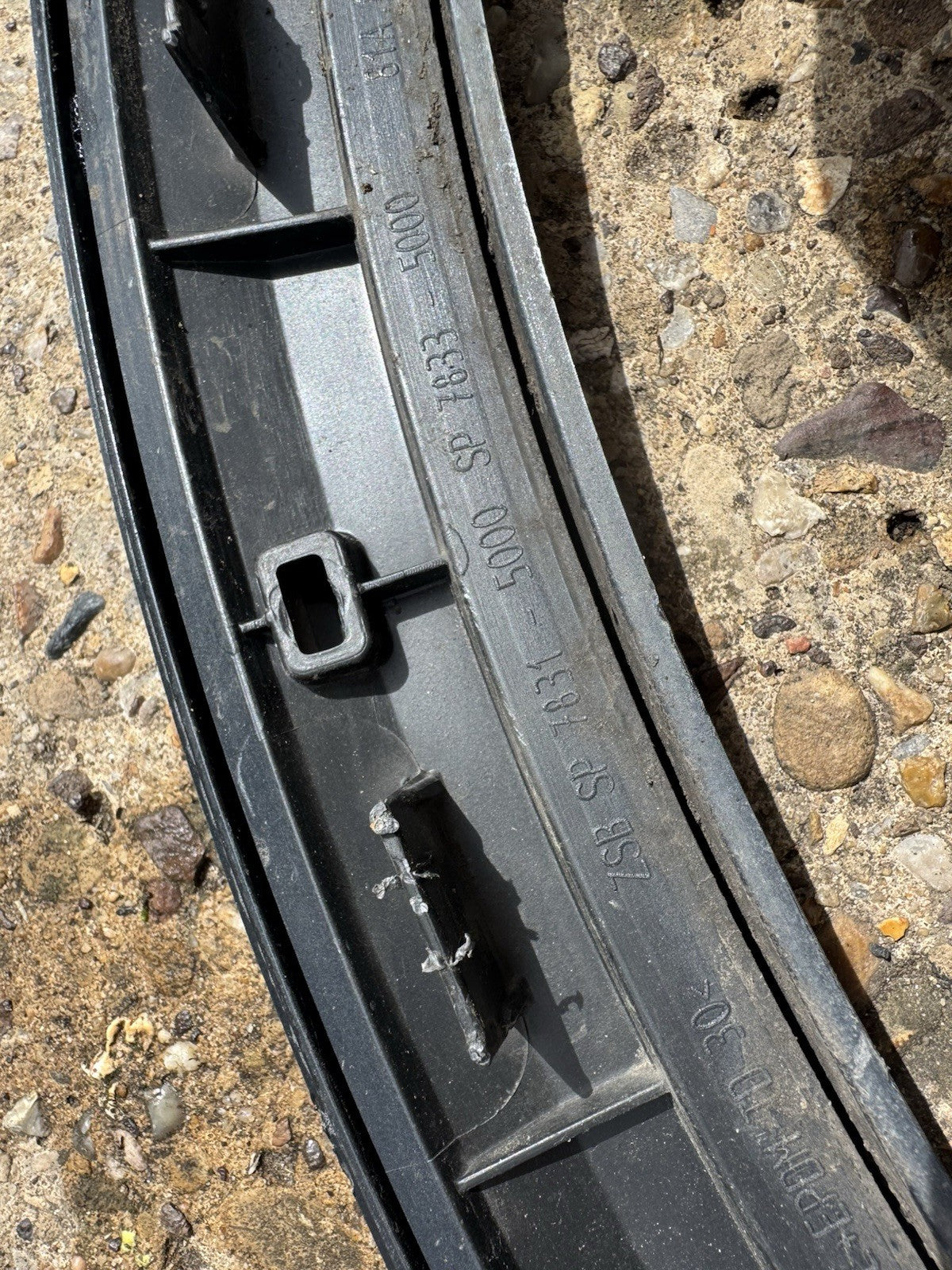 AUDI Q2 GA FRONT RIGHT WING MOLDING 81A853718A