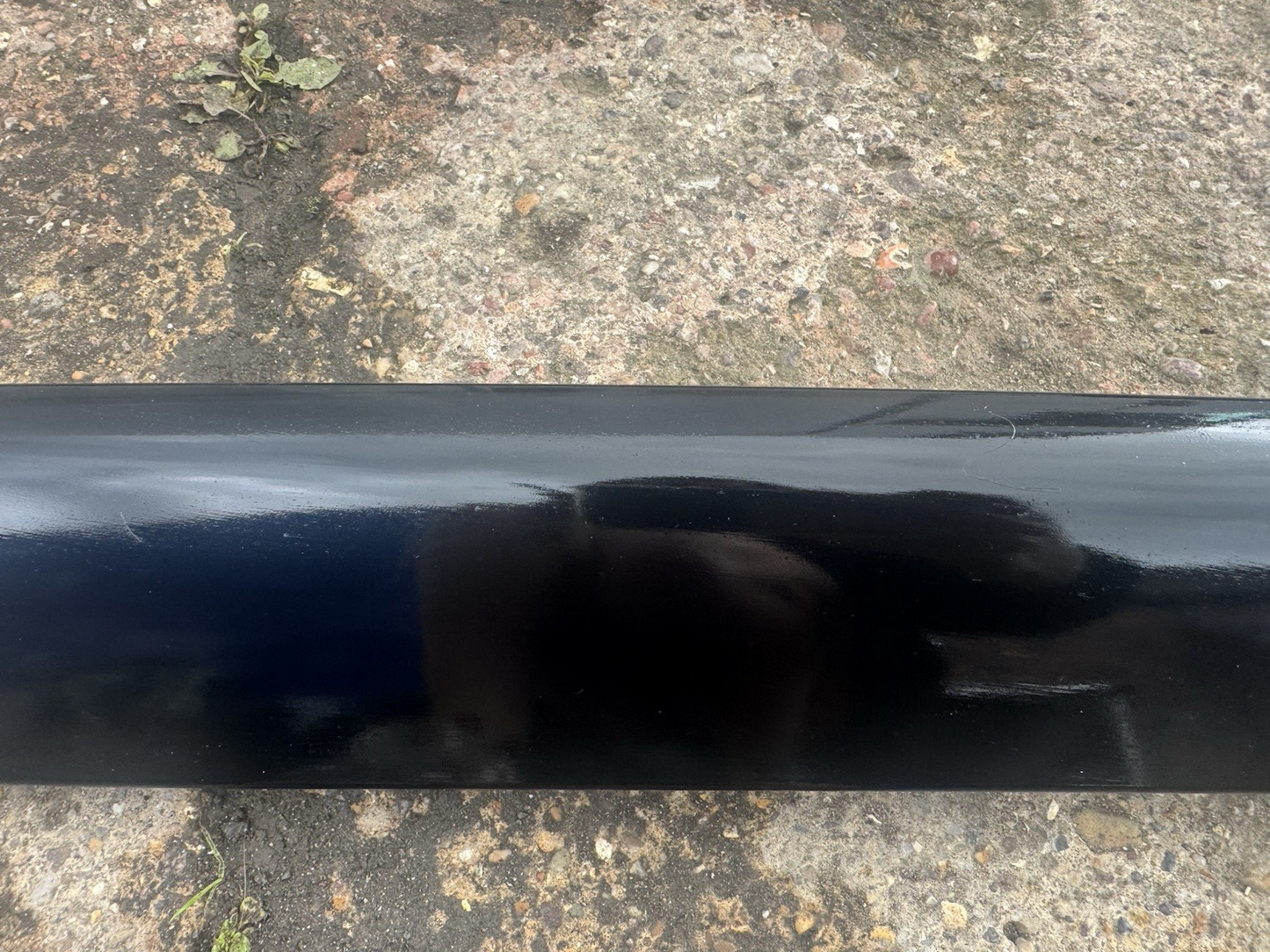 Cherry 7 2023on left windshield molding 609001874ab