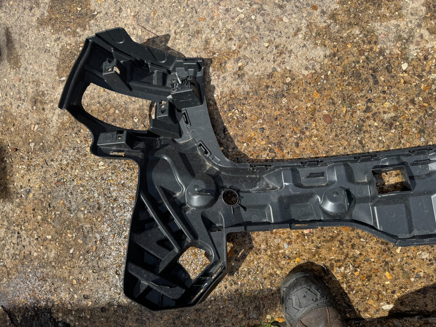 Cupra Terramar 2024-on rear bumper mounting bracket carrier, genuine, 578807331