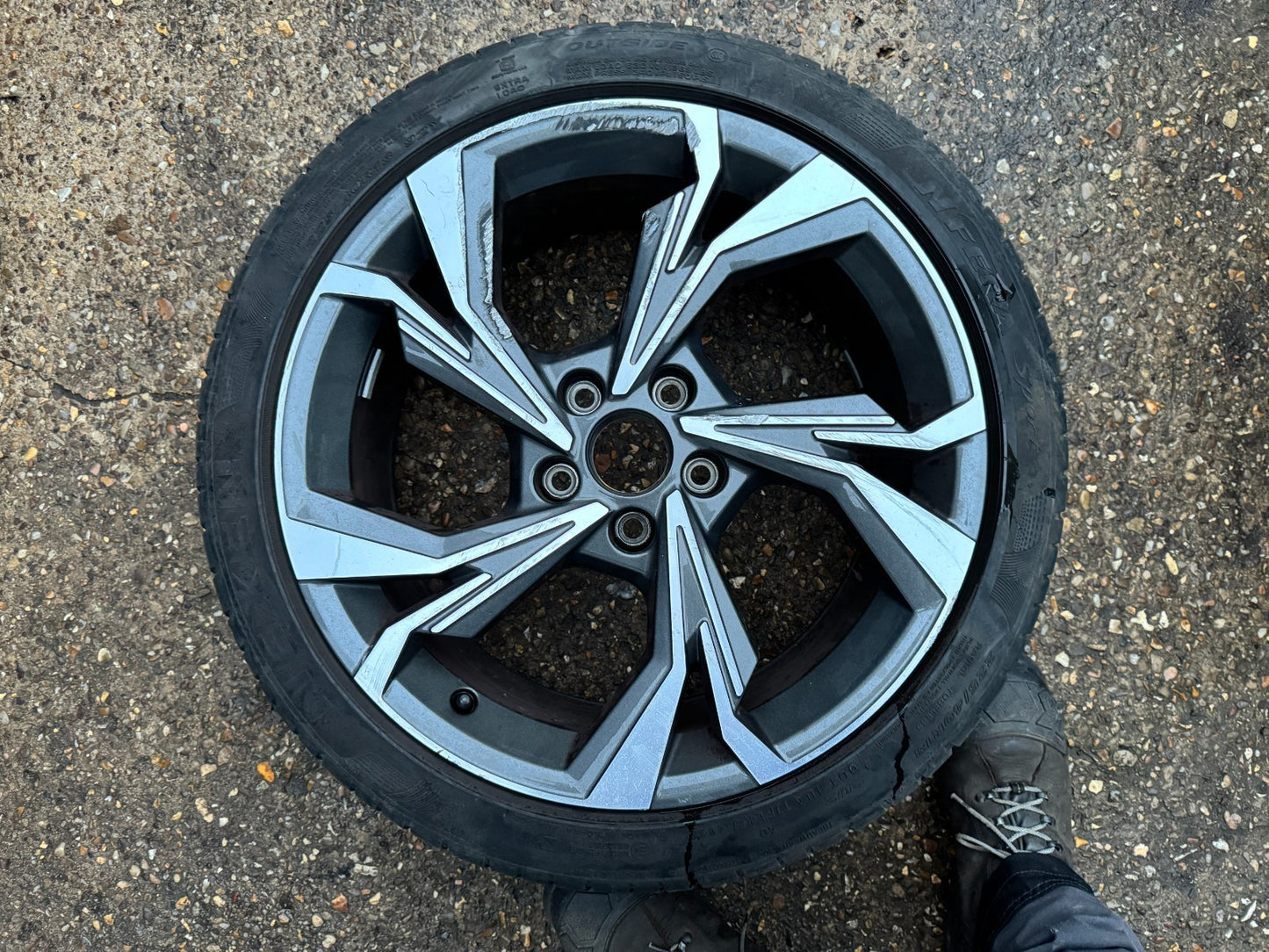 1x Genuine Audi A3 8Y 18" Diamond Cut Alloy Wheel 8Jx18 8Y0601025H DAMAGED