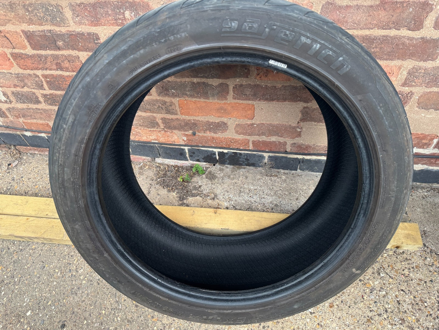 255 45 20 Saferich FRC88 tyre 2022 6mm no repairs (asda tyre)