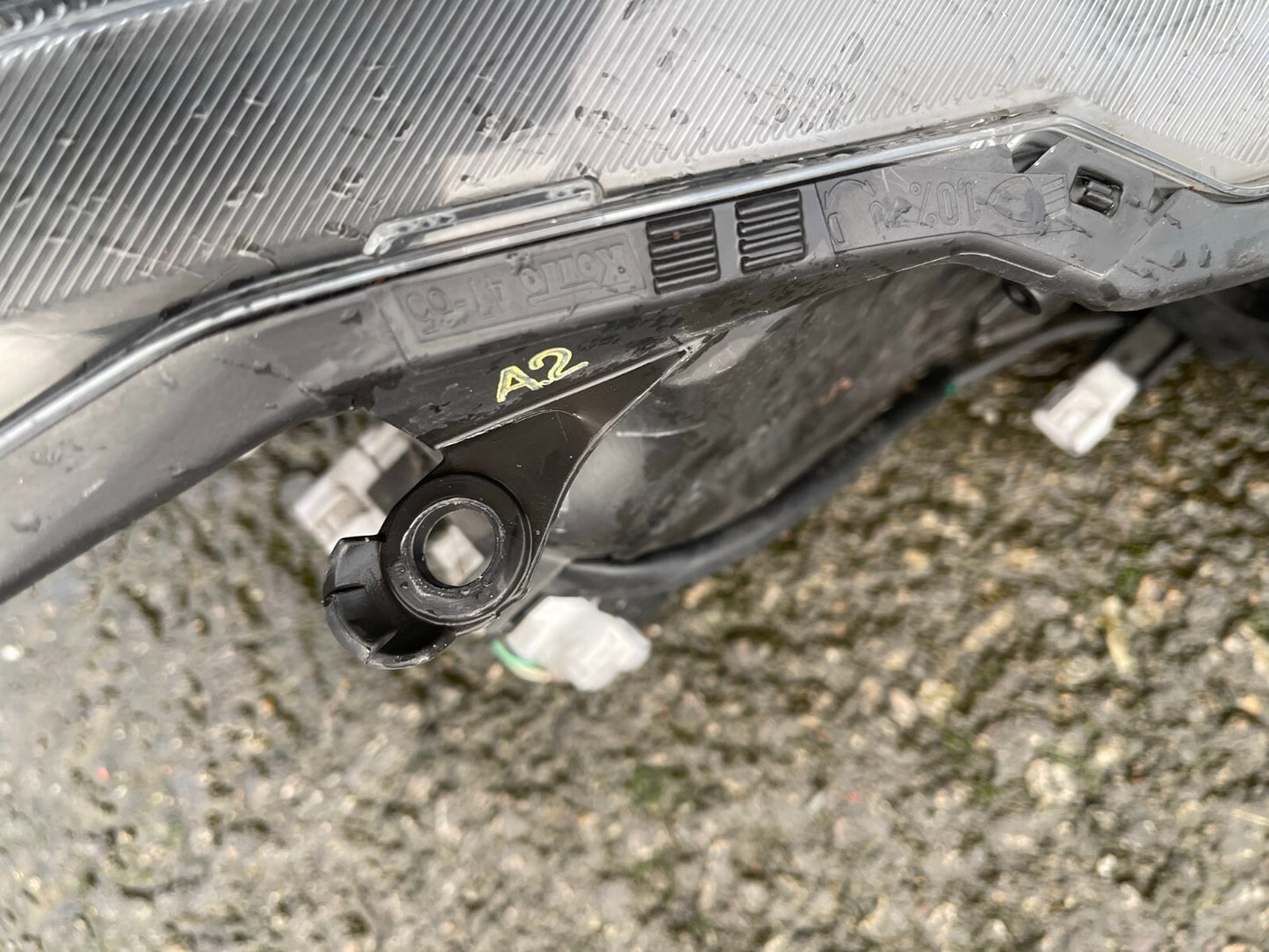 Genuine TOYOTA Prius Alpha 2015 +  LEFT PASSENGER Headlight Koito 47-65 DAMAGED