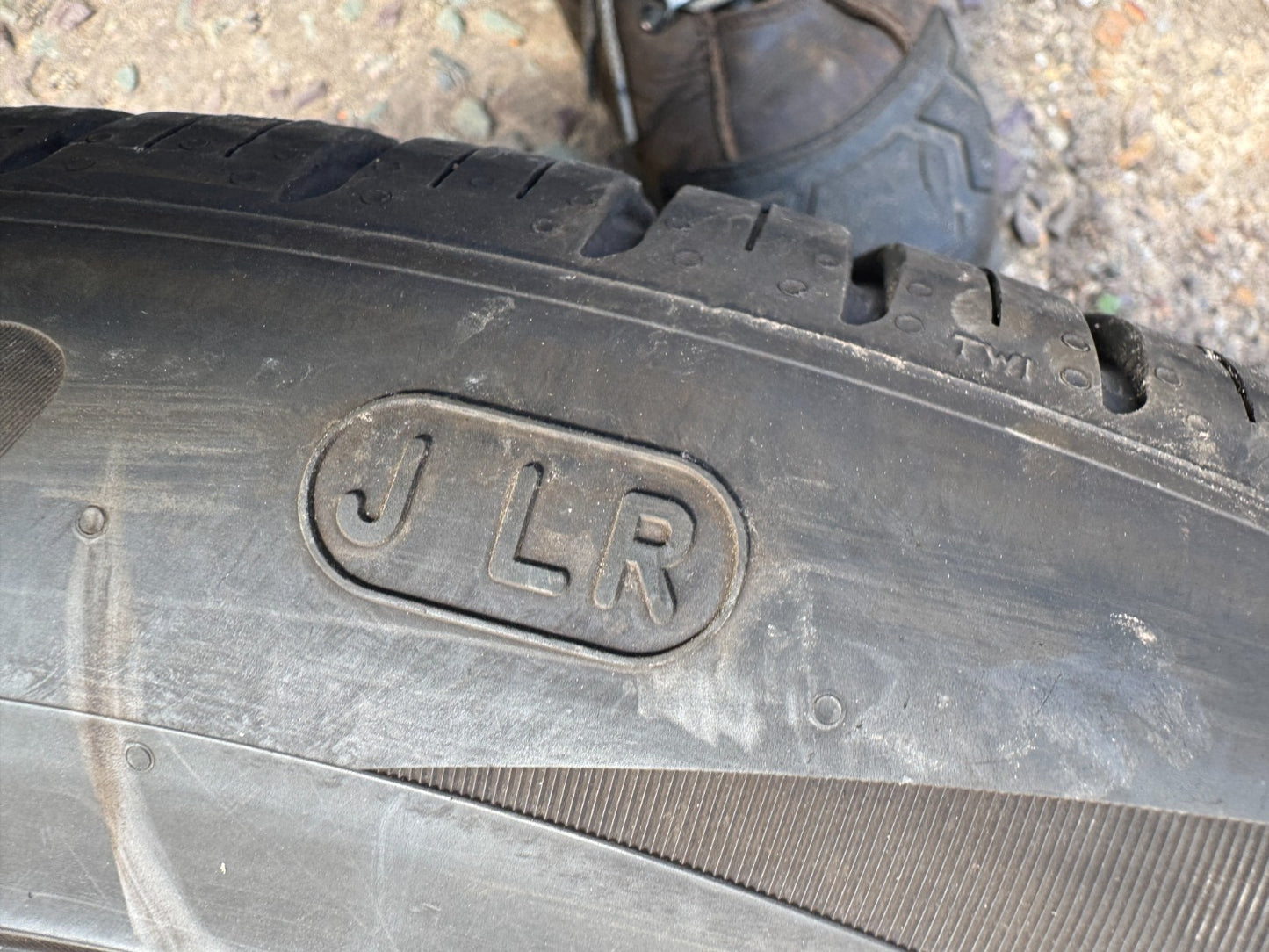 235 50 20 PIRELLI 104w Scorpion Zero Jlr Pncs  Dot 25 No Repairs Pncs 7mm
