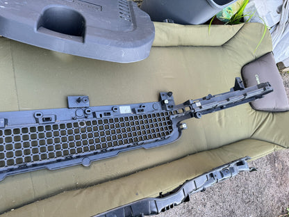 2023 Range Rover Front Centre Grille L663 L8B217K946