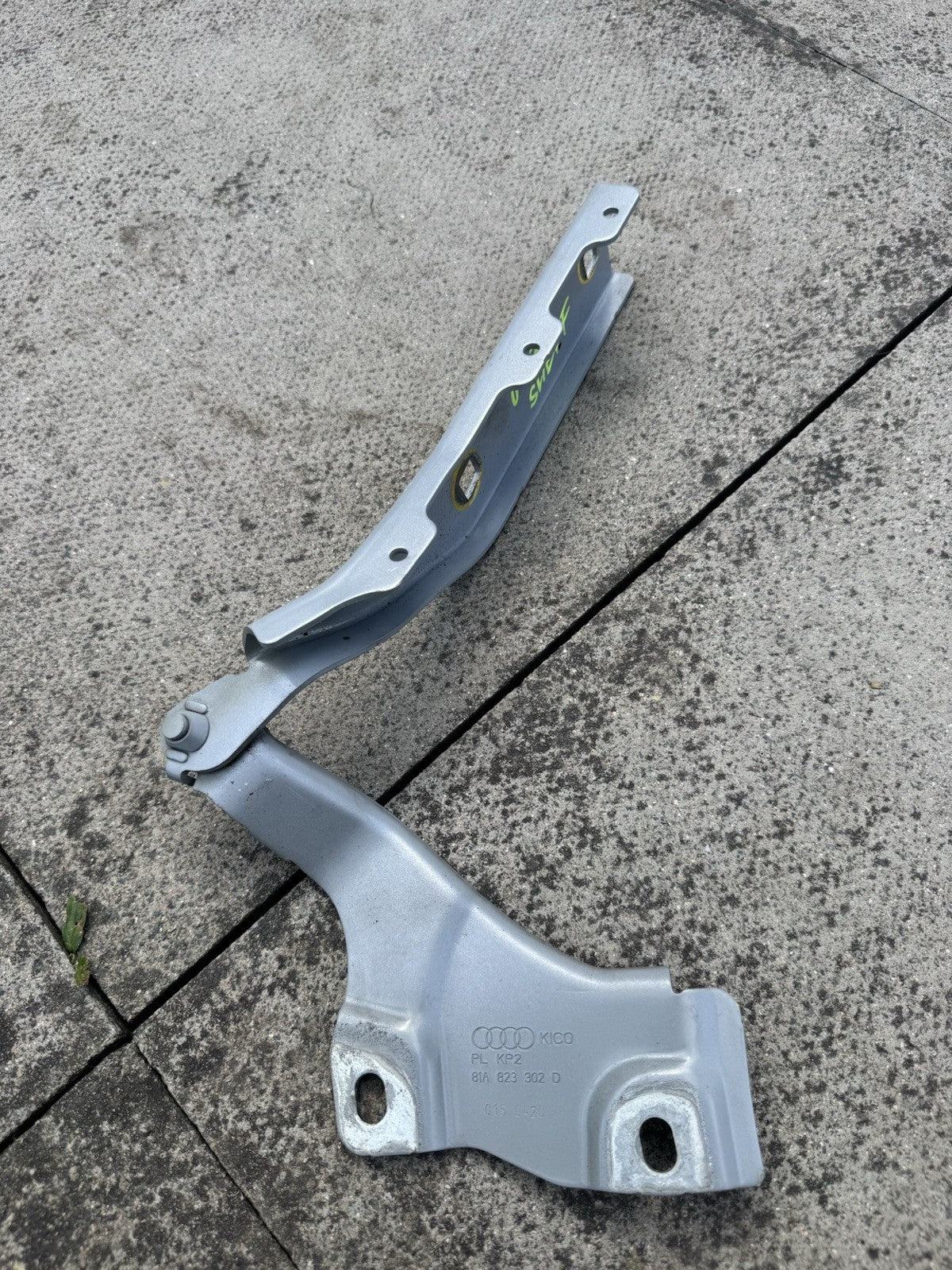 GENUINE AUDI Q2 81A FRONT RIGHT GREY BONNET HINGE 2016-2024 81A823302D