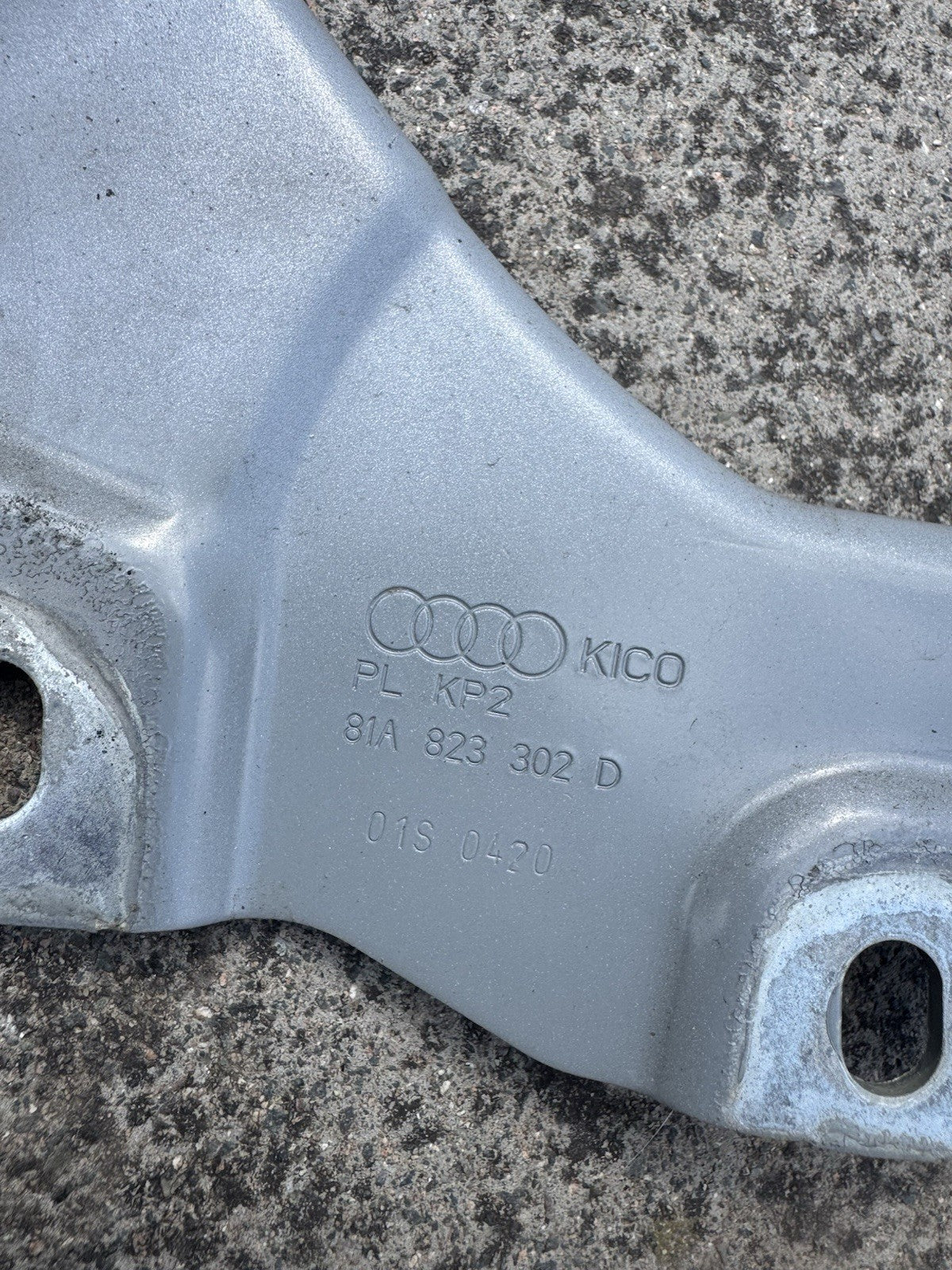 GENUINE AUDI Q2 81A FRONT RIGHT GREY BONNET HINGE 2016-2024 81A823302D