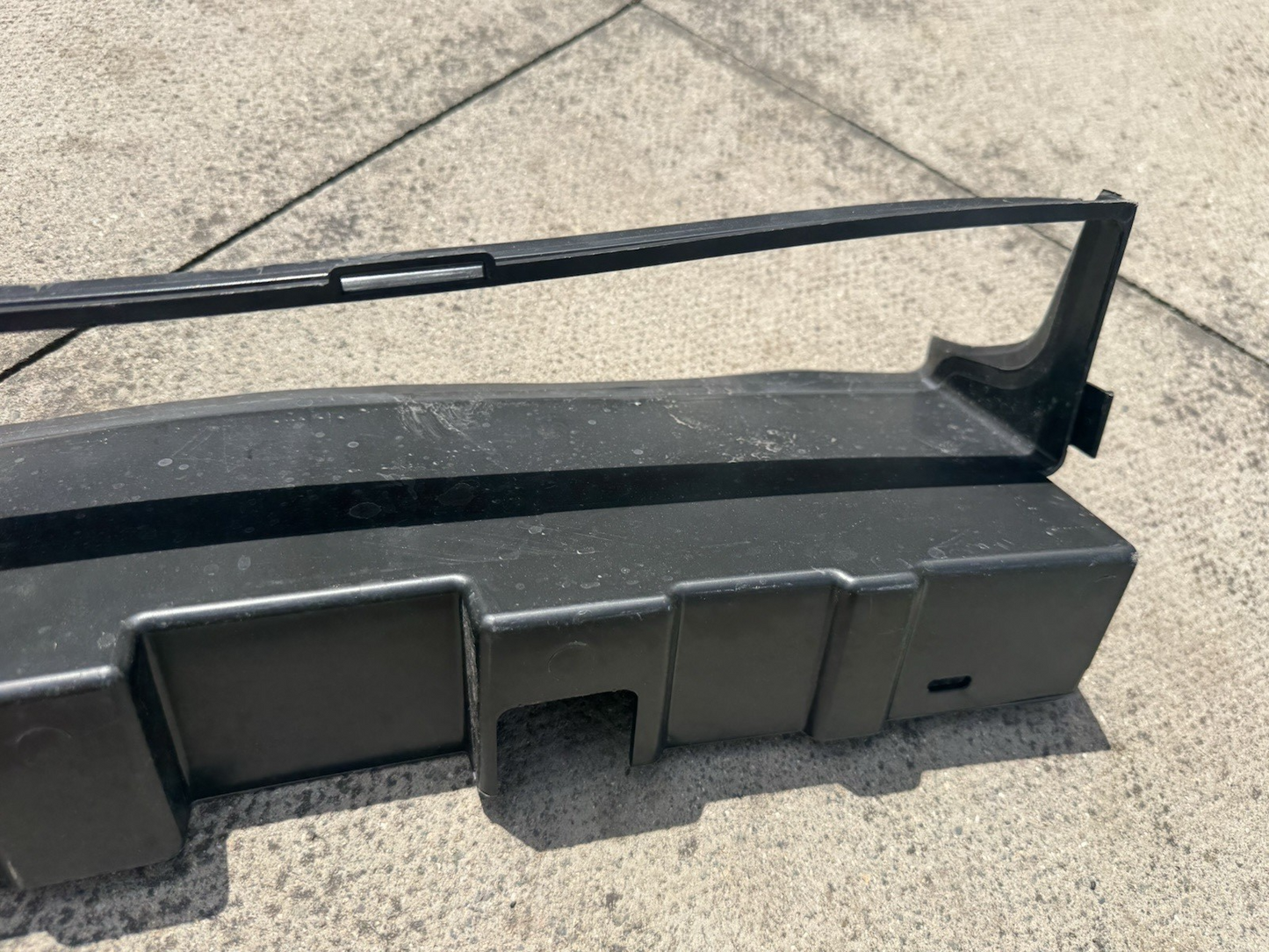 LAND ROVER L462 MK5 2017-ON RADIATOR AIR GUIDE PANEL TRIM HY32-8327-AD VS8909