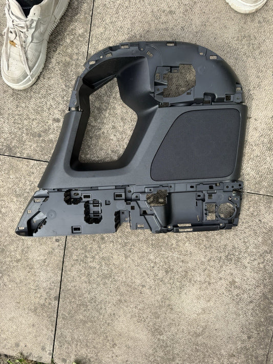 L8b2-24050 RH Land rover arm rest panel L663