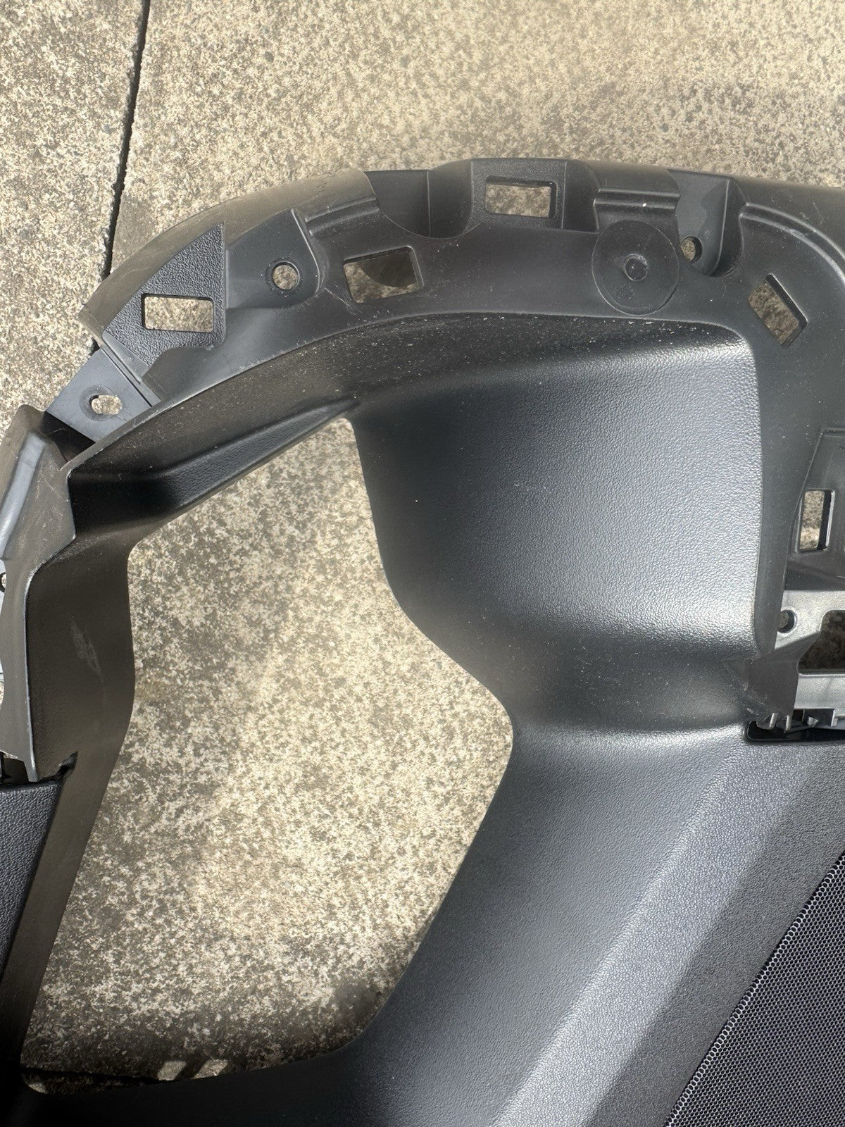 L8b2-24050 RH Land rover arm rest panel L663