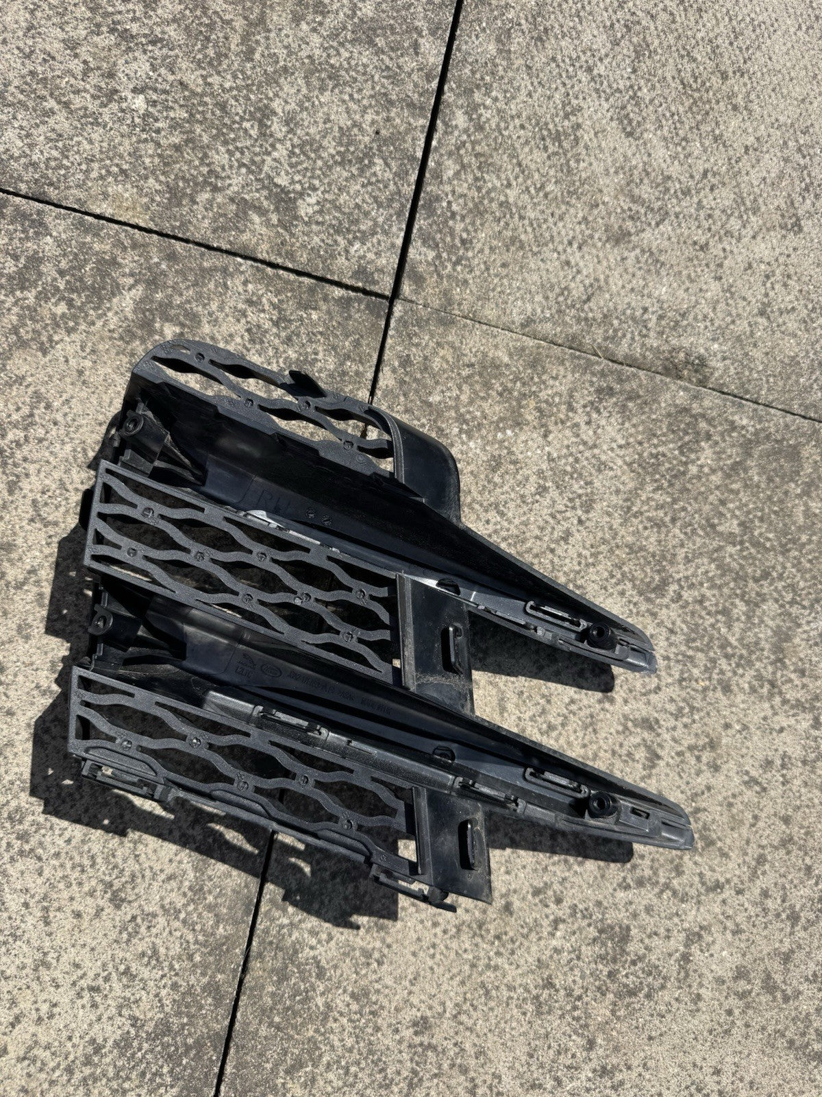 LAND ROVER RANGE ROVER VELAR L560 Front Right Grill J8A2-17E853-AB 2019 14441702