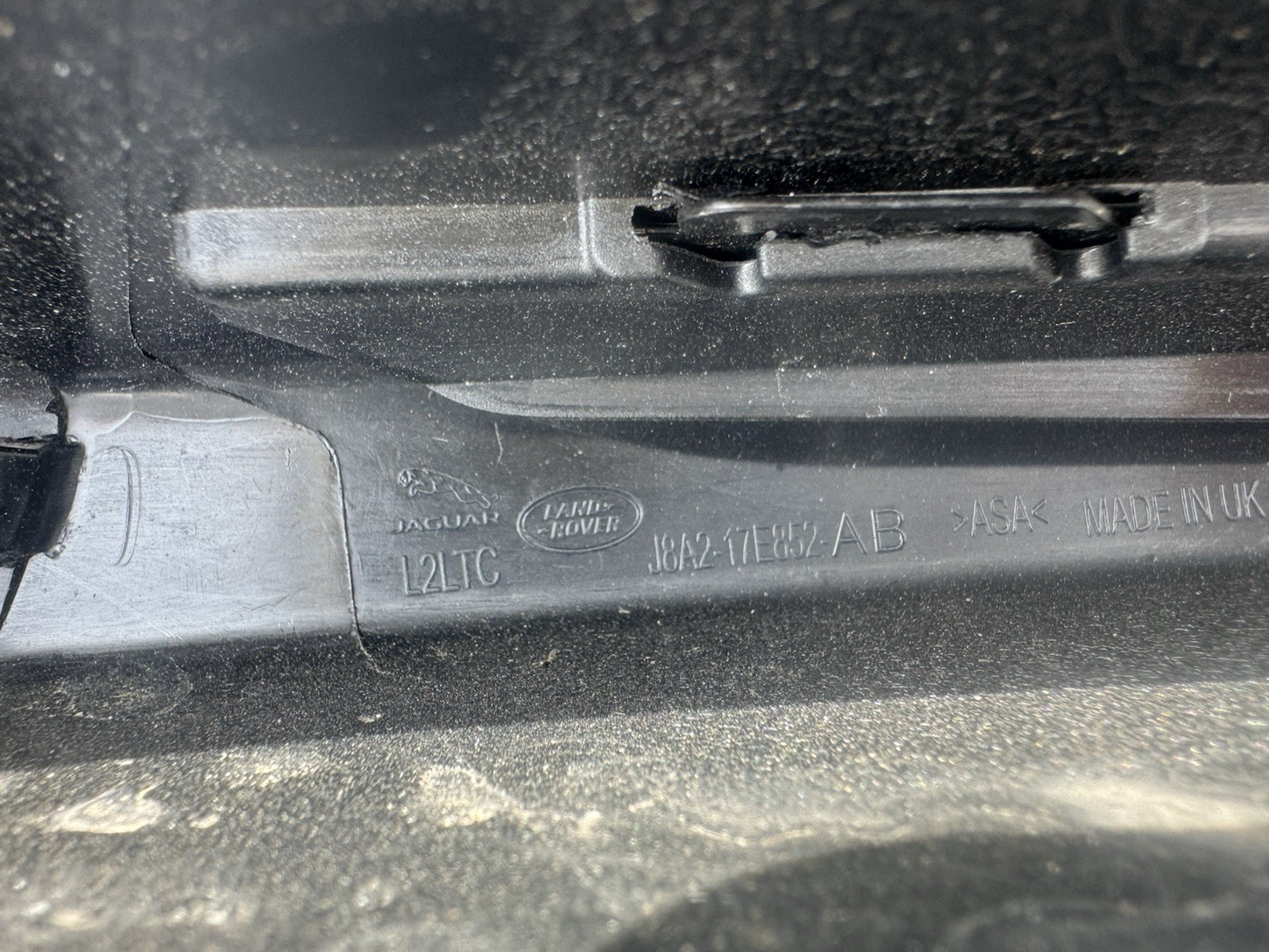 RANGE ROVER VELAR L560 FRONT LEFT BUMPER GRILL LH 2018  J8A2-17E852-AB