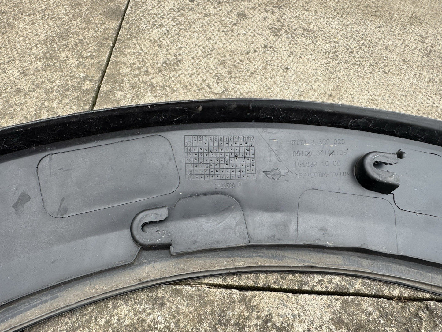 5177 7300 820 front right mini fender trim