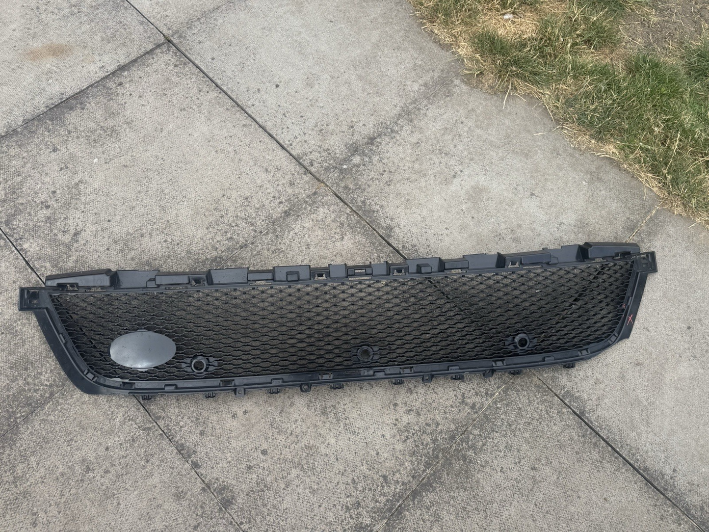 DAMAGED!RANGE ROVER VELAR 2017-2025 FRONT BUMPER LOWER GRILL M8A2-17H750 GENUINE