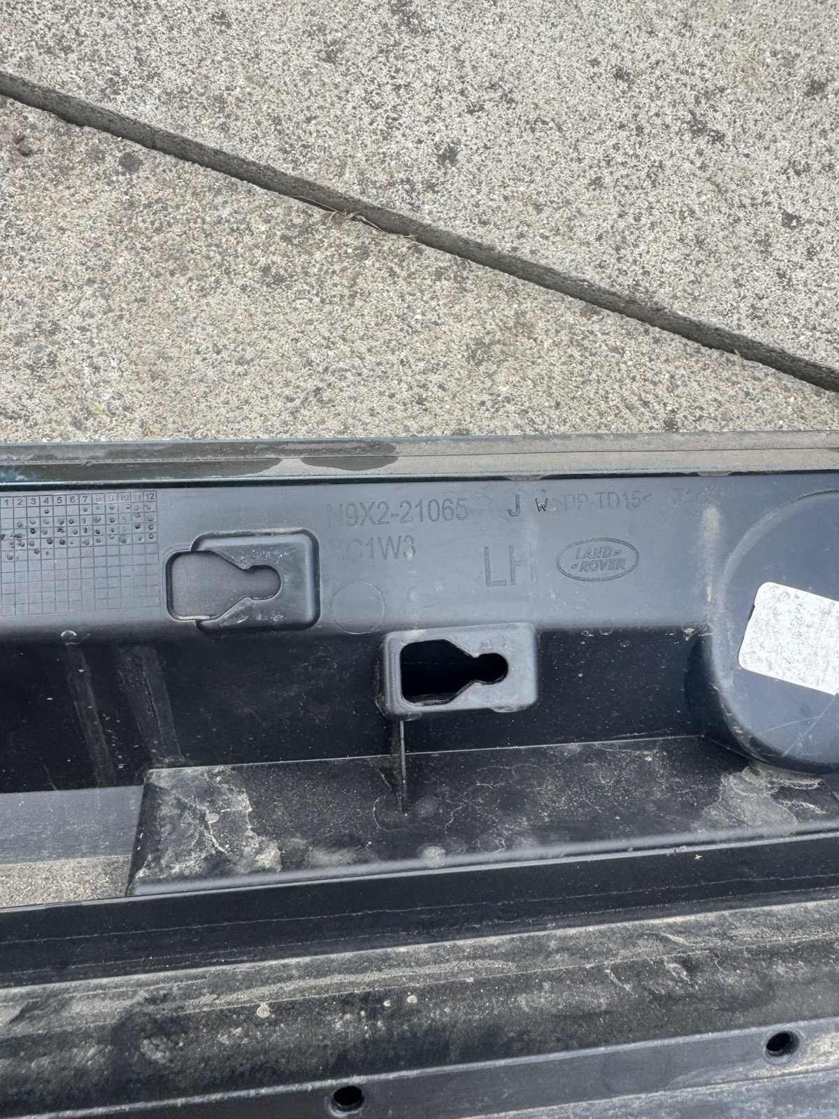LH Land Rover Range Rover Sport L461 2022 front door trim molding N9X2-21065