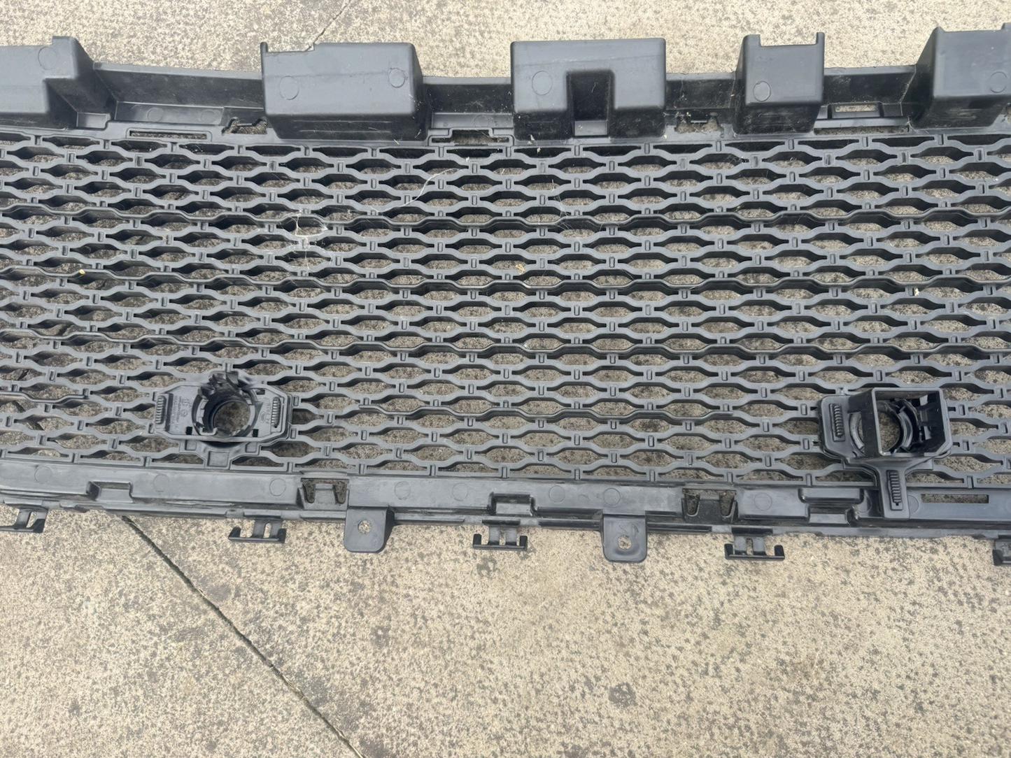 DAMAGED!RANGE ROVER VELAR 2017-2025 FRONT BUMPER LOWER GRILL M8A2-17H750 GENUINE