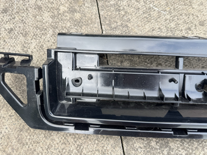 Land Rover Defender Front grill L8B2-8A163