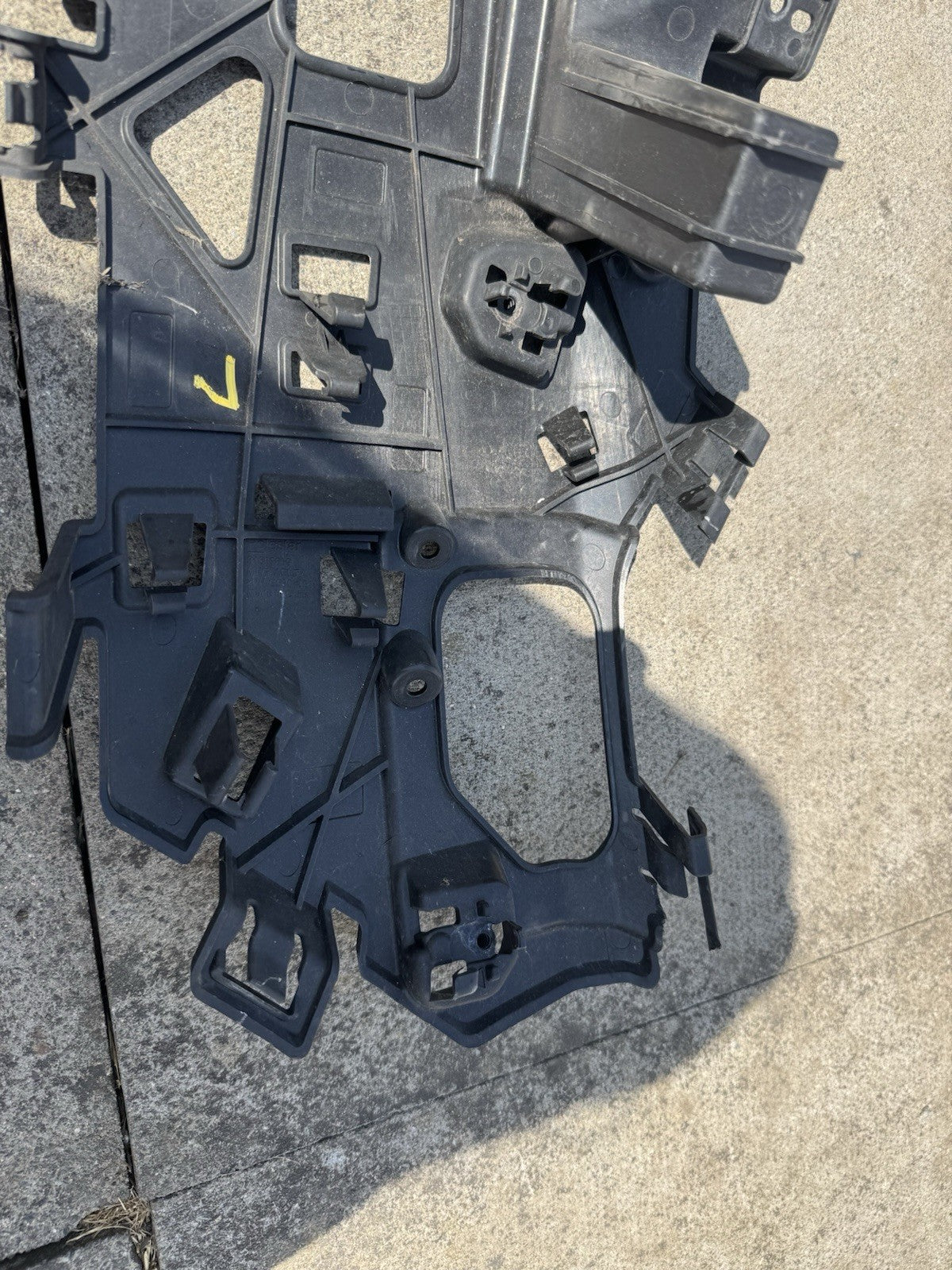Polestar 2 Volvo Bumper Mounting Bracket Front Right 31663669 2020 onward