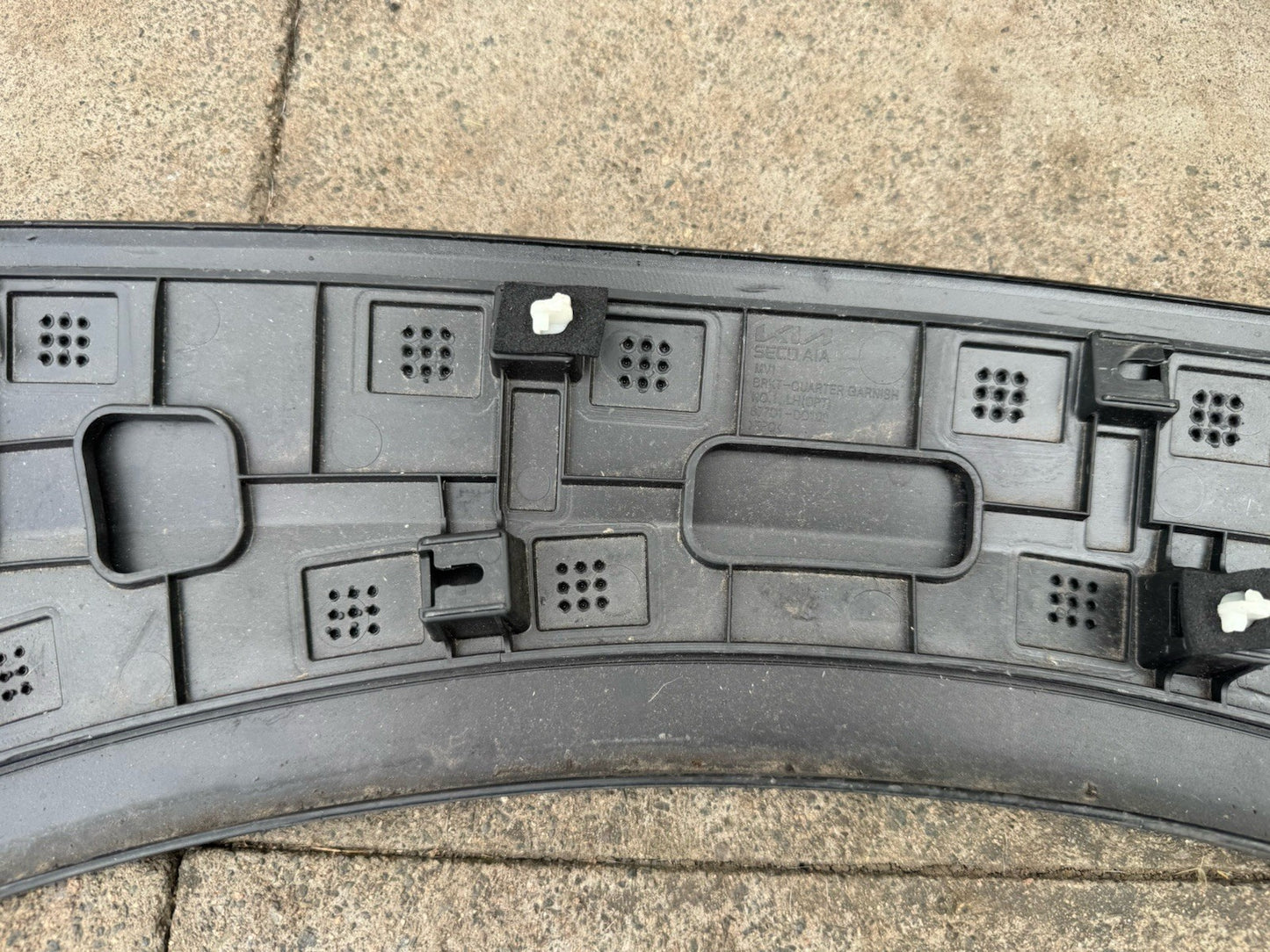 87743-do100 LH quarter garnish KIA
