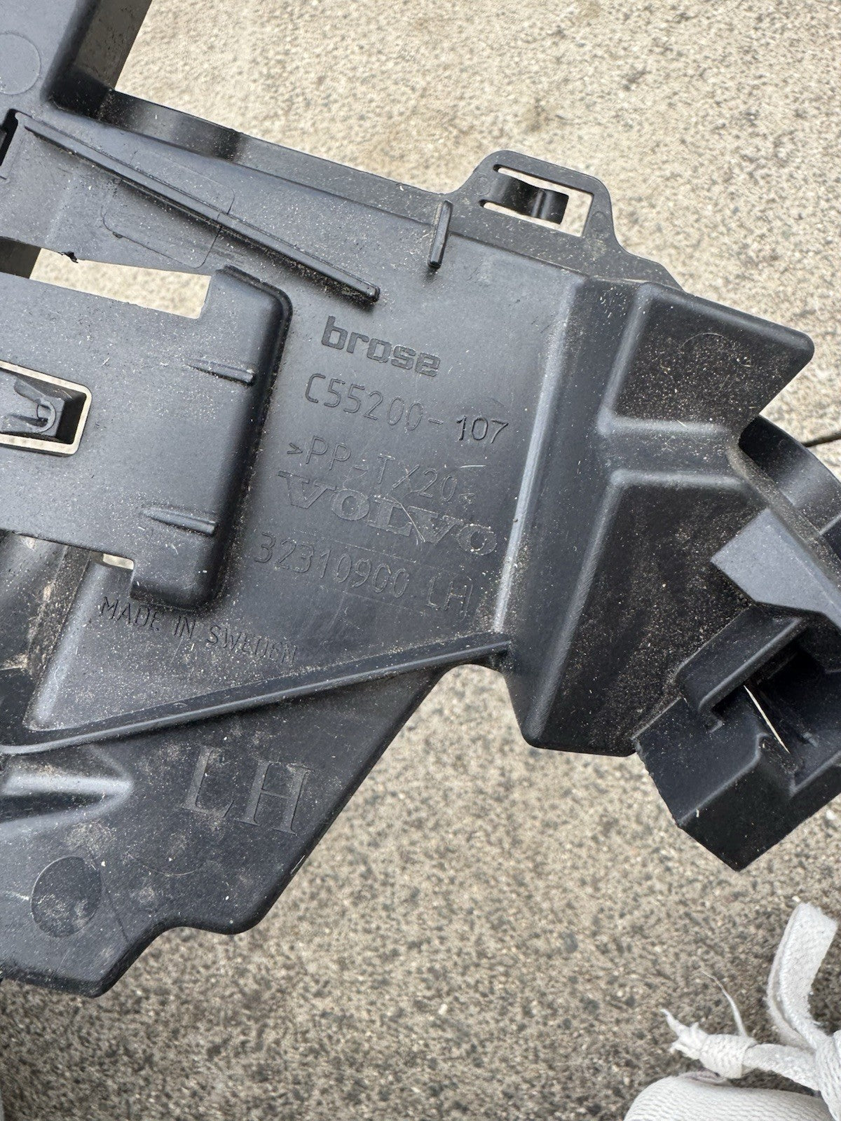 VOLVO XC60 17-2023 REAR LEFT SIDE WINDOW LIFT MECHANISM BRACKET 32310900#S172-05