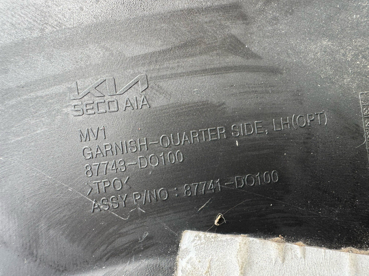 87743-do100 LH quarter garnish KIA