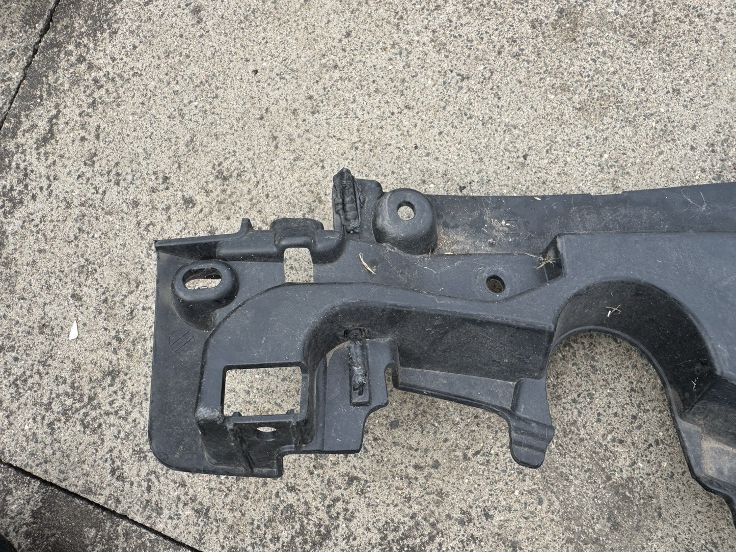 Land Rover Discovery 5 L462 Front Right Bumper Bracket MY42-16F072-AA Genuine OE