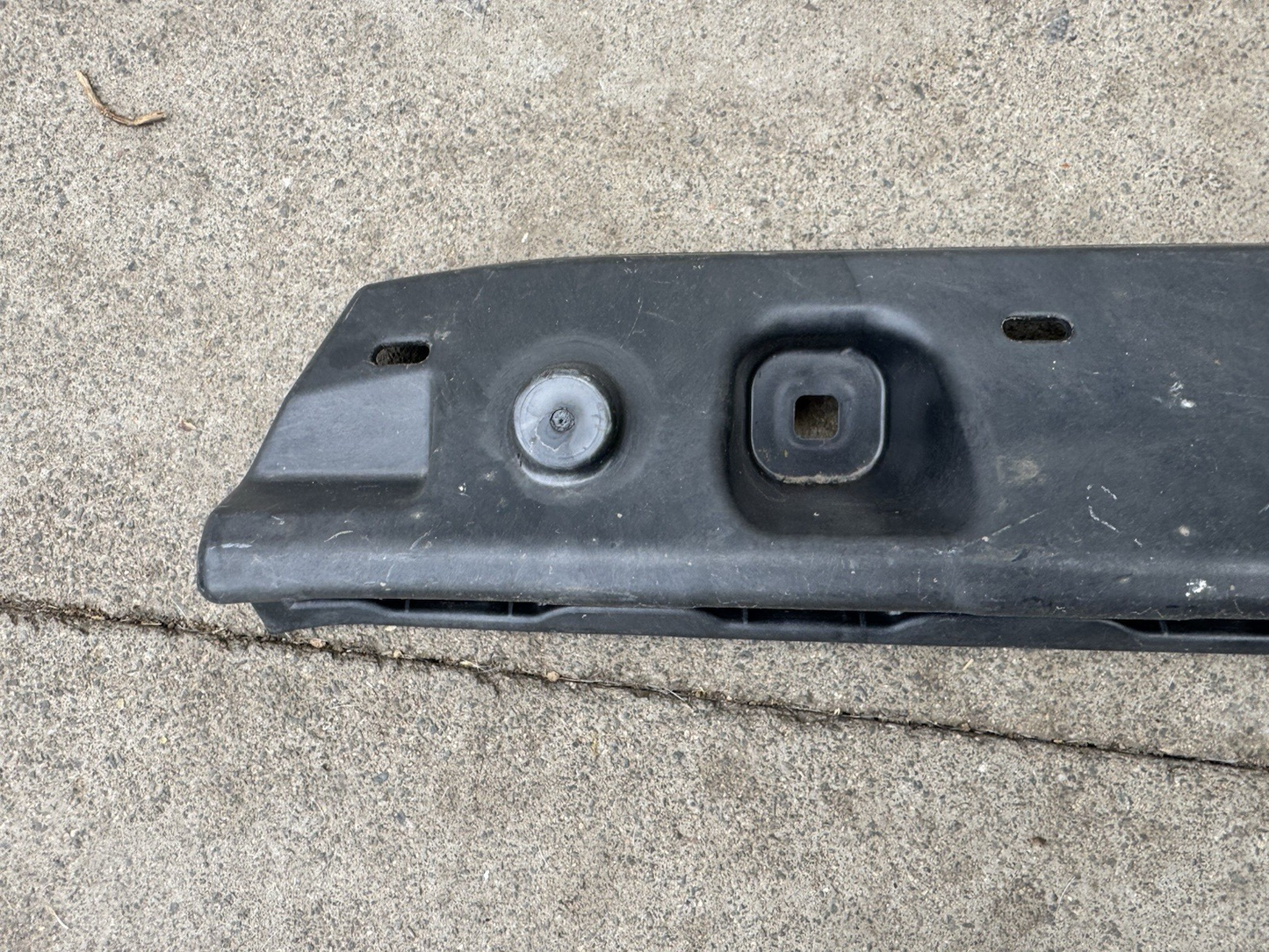 BMW  4 SERIES M4 G82 G83 G22 G23  REAR BUMPER CENTER GUIDE BRACKET 51127490723