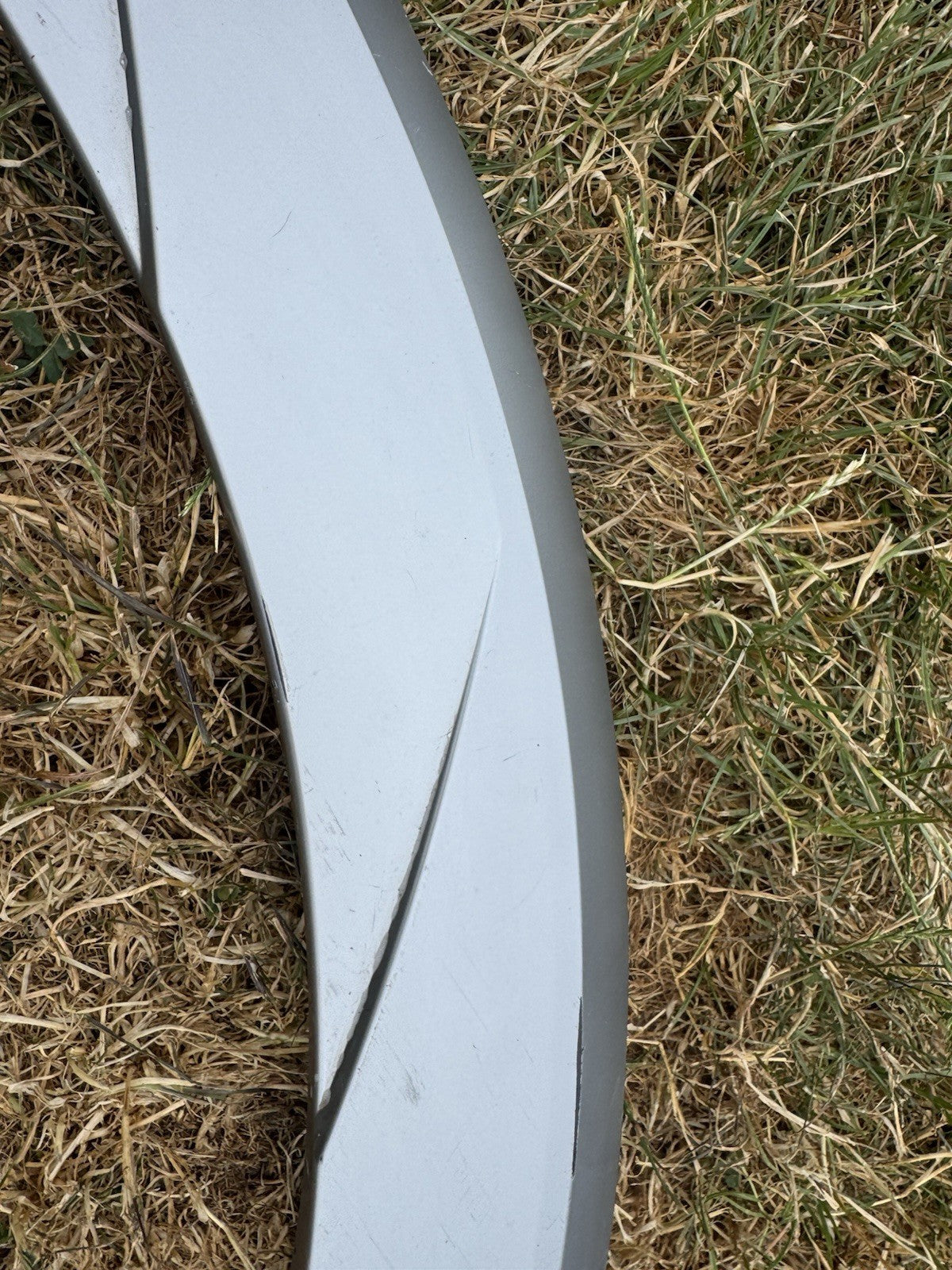 damaged HYUNDAI IONIQ 5 2021-23 FRONT RIGHT SIDE WHEEL ARCH MOULD 87712GI100