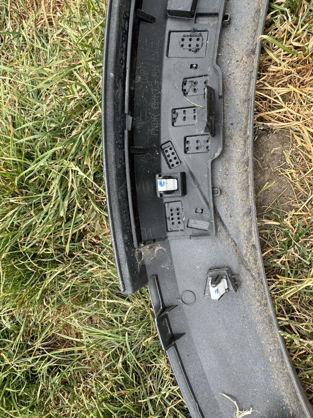 damaged HYUNDAI IONIQ 5 2021-23 FRONT RIGHT SIDE WHEEL ARCH MOULD 87712GI100